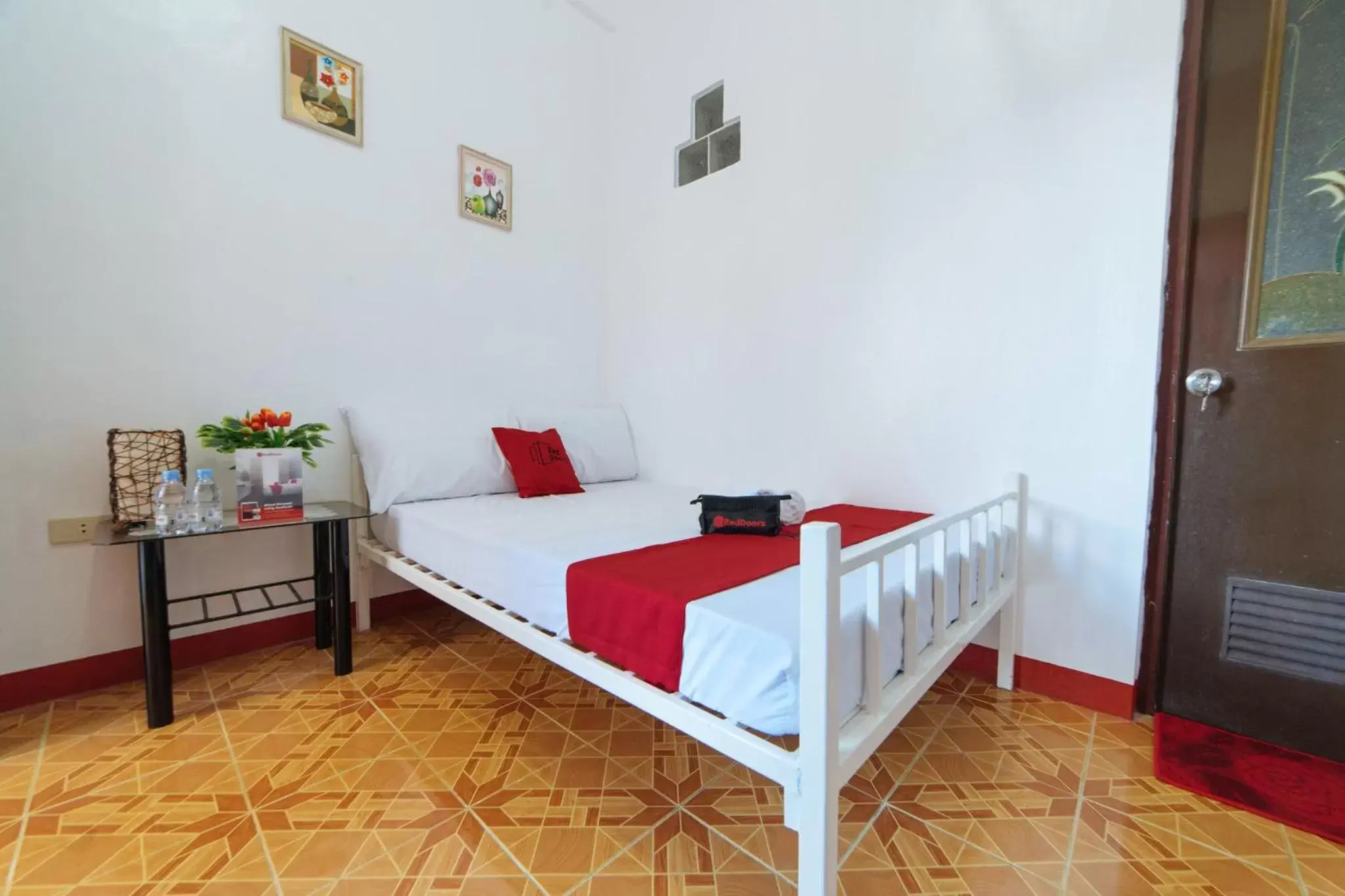 Photo of the whole room, Bed in RedDoorz at Pag Asa Rawis Legazpi Photo of the whole room, Bed in RedDoorz at Pag Asa Rawis Legazpi