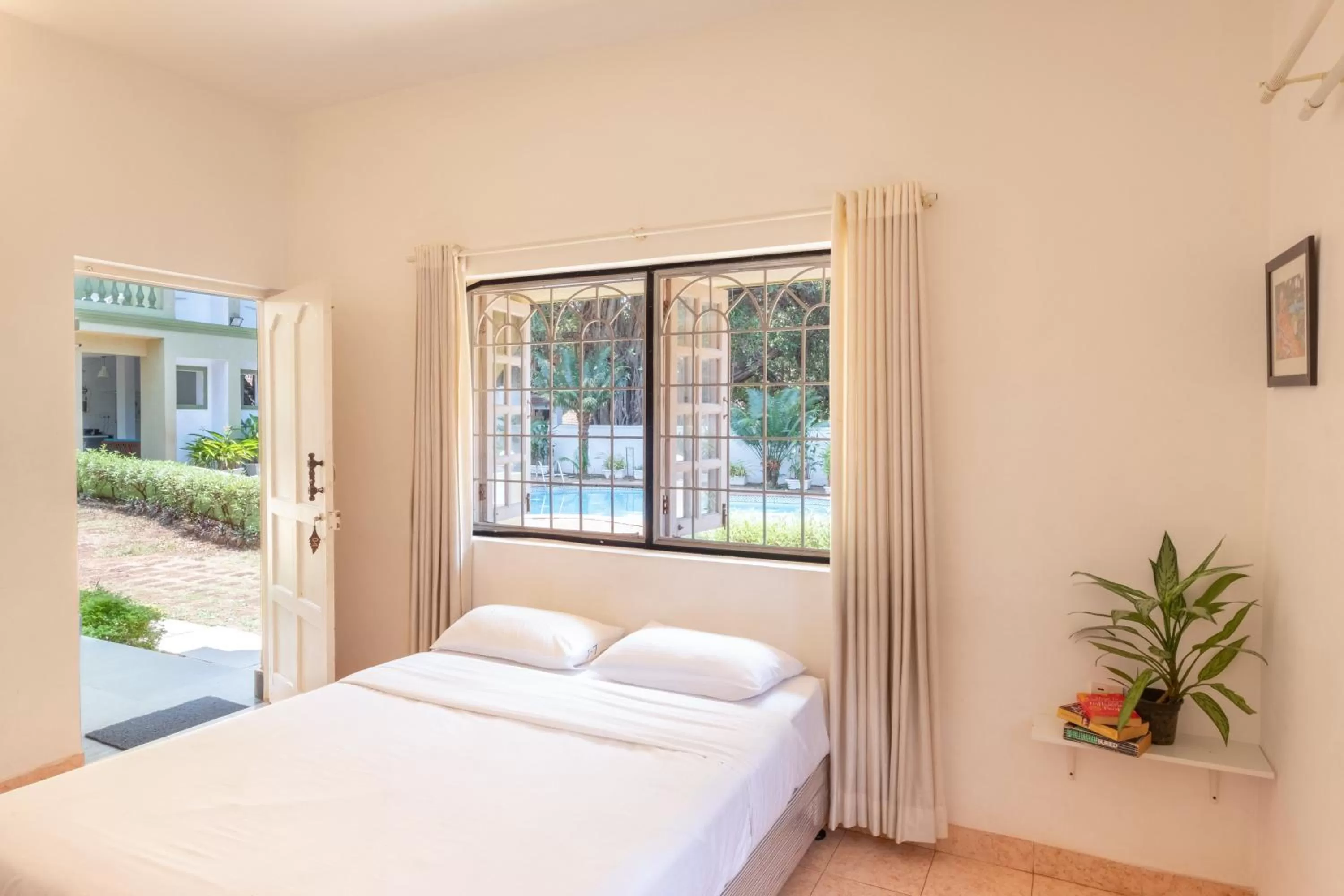 Bedroom, Bed in Casa Legend Economy, Calangute Goa