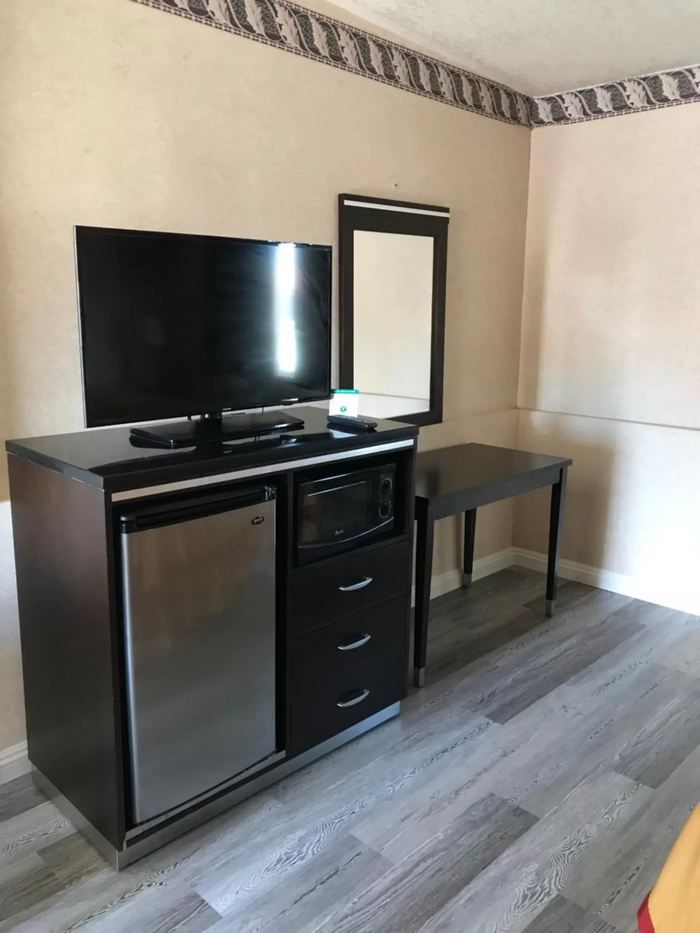 TV/Entertainment Center in Manhattan Inn & Suites