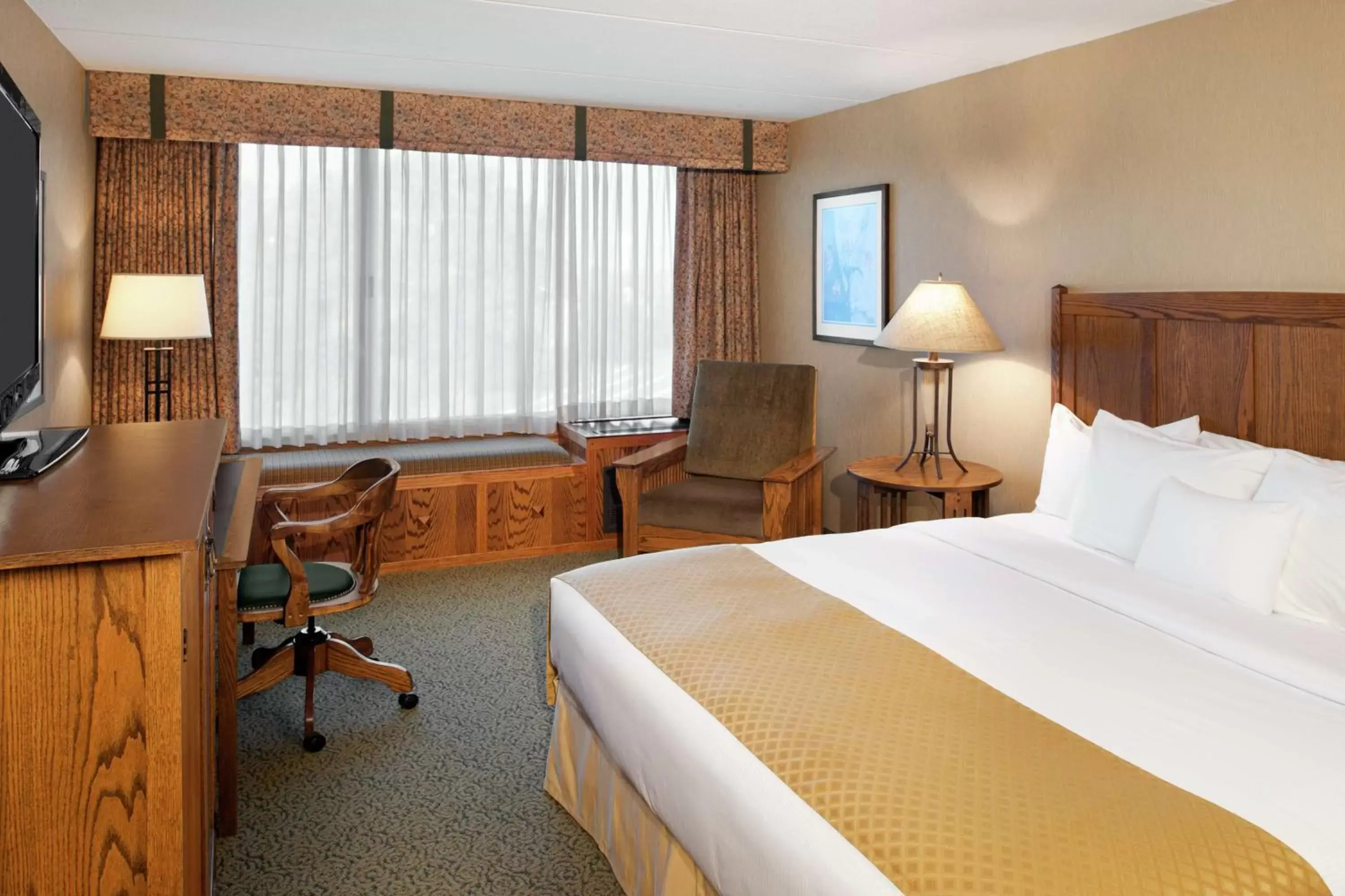 Bed in DoubleTree by Hilton Libertyville-Mundelein