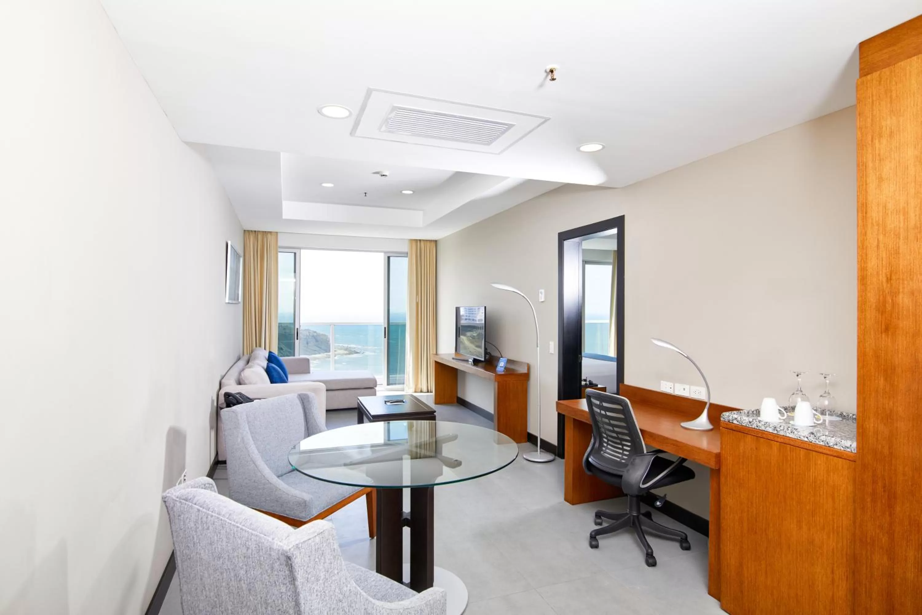 TV and multimedia in Wyndham Manta Sail Plaza Hotel and Convention Center