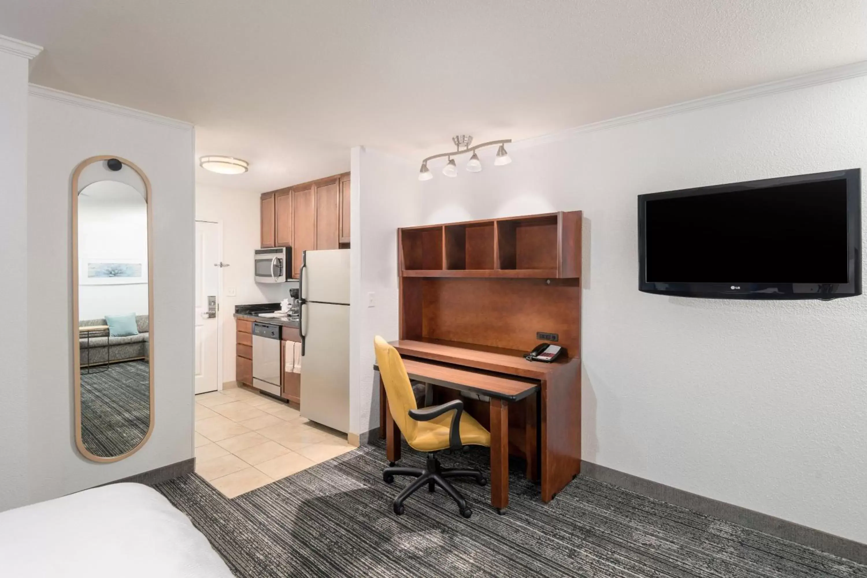 Kitchen or kitchenette, TV/Entertainment Center in TownePlace Suites by Marriott Tucson Williams Centre
