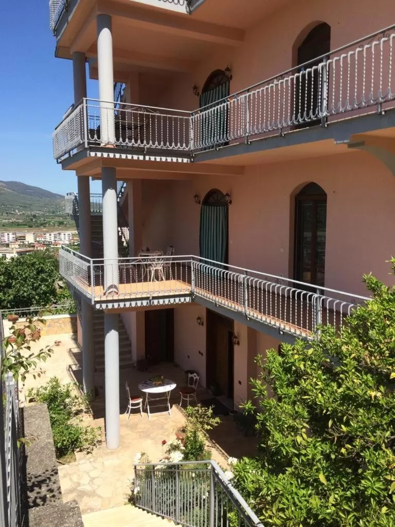 Property building in Guesthouse Villa Rosa Berat