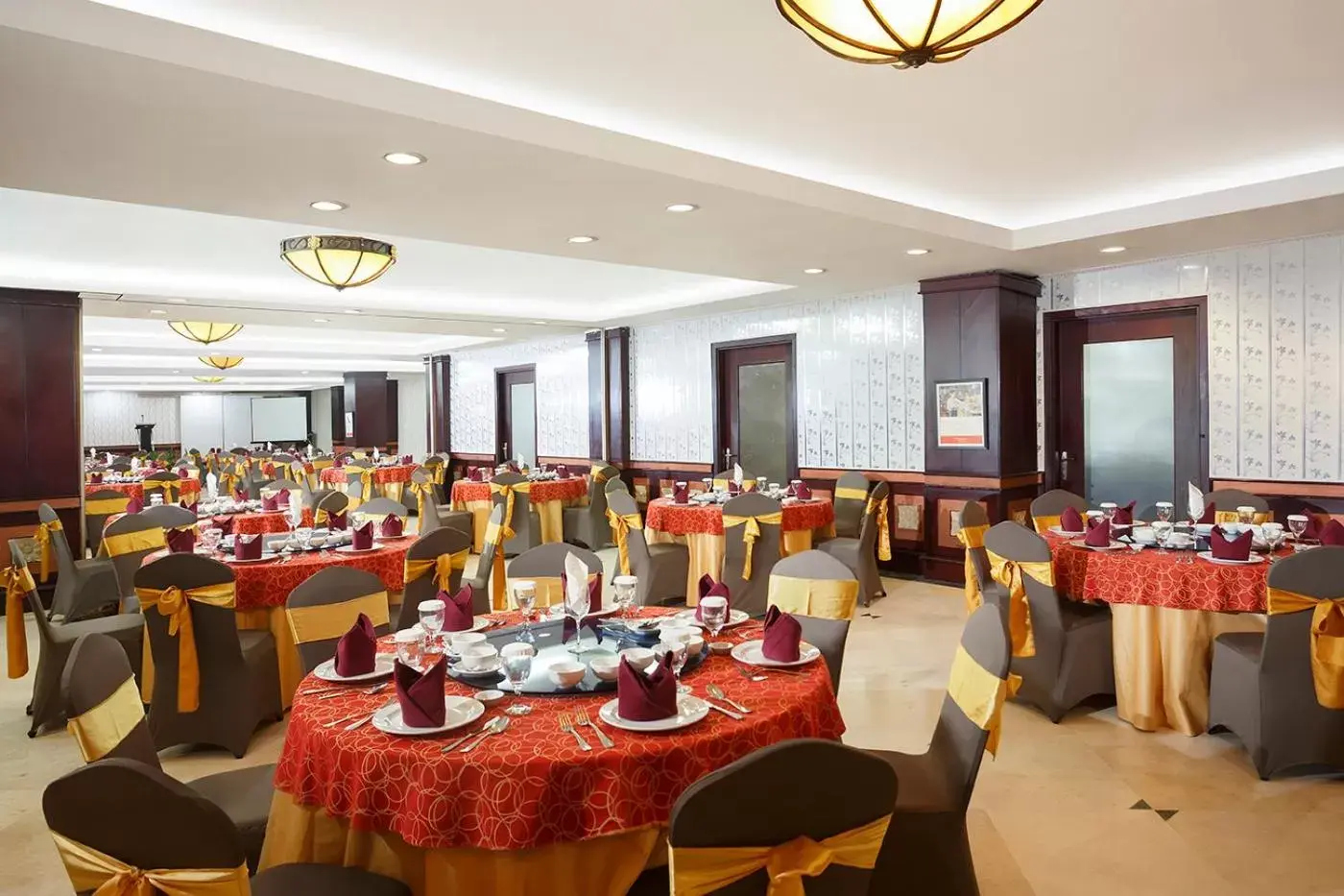 Meeting/conference room, Restaurant/Places to Eat in Swiss-Belhotel Tarakan