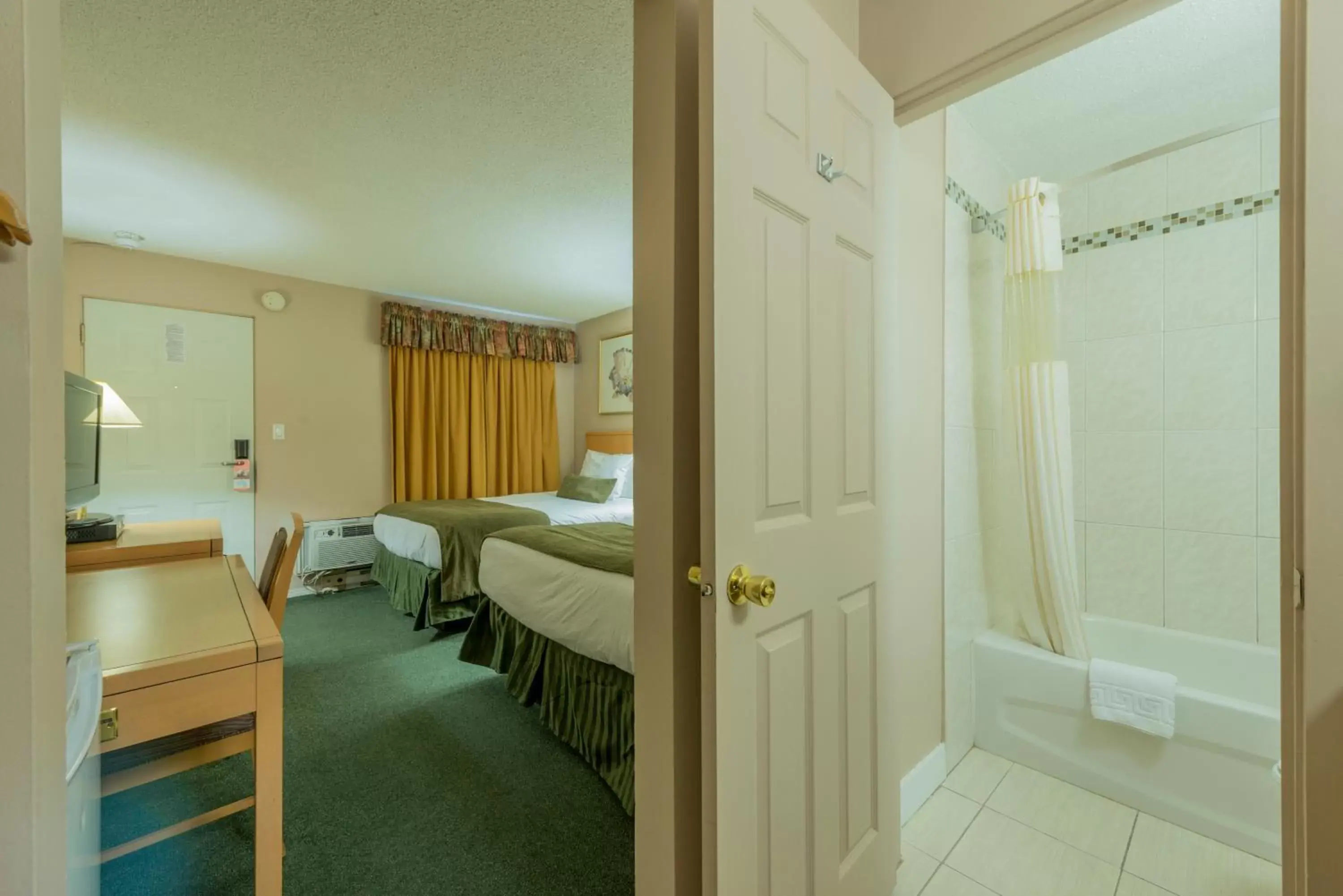 Photo of the whole room, Bathroom in Howard Johnson by Wyndham Downtown Kamloops