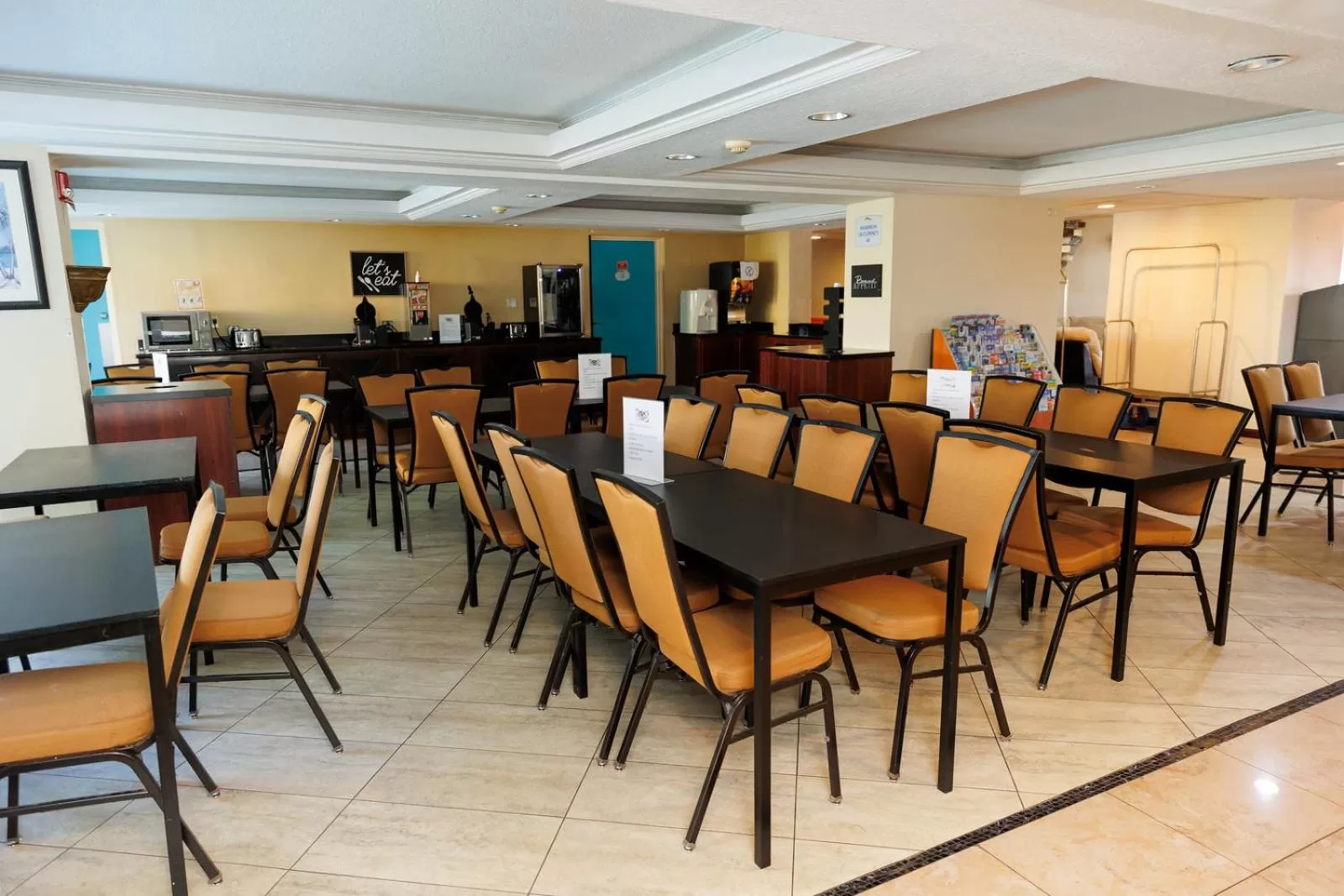 Restaurant/places to eat in Garnet Inn & Suites, Orlando