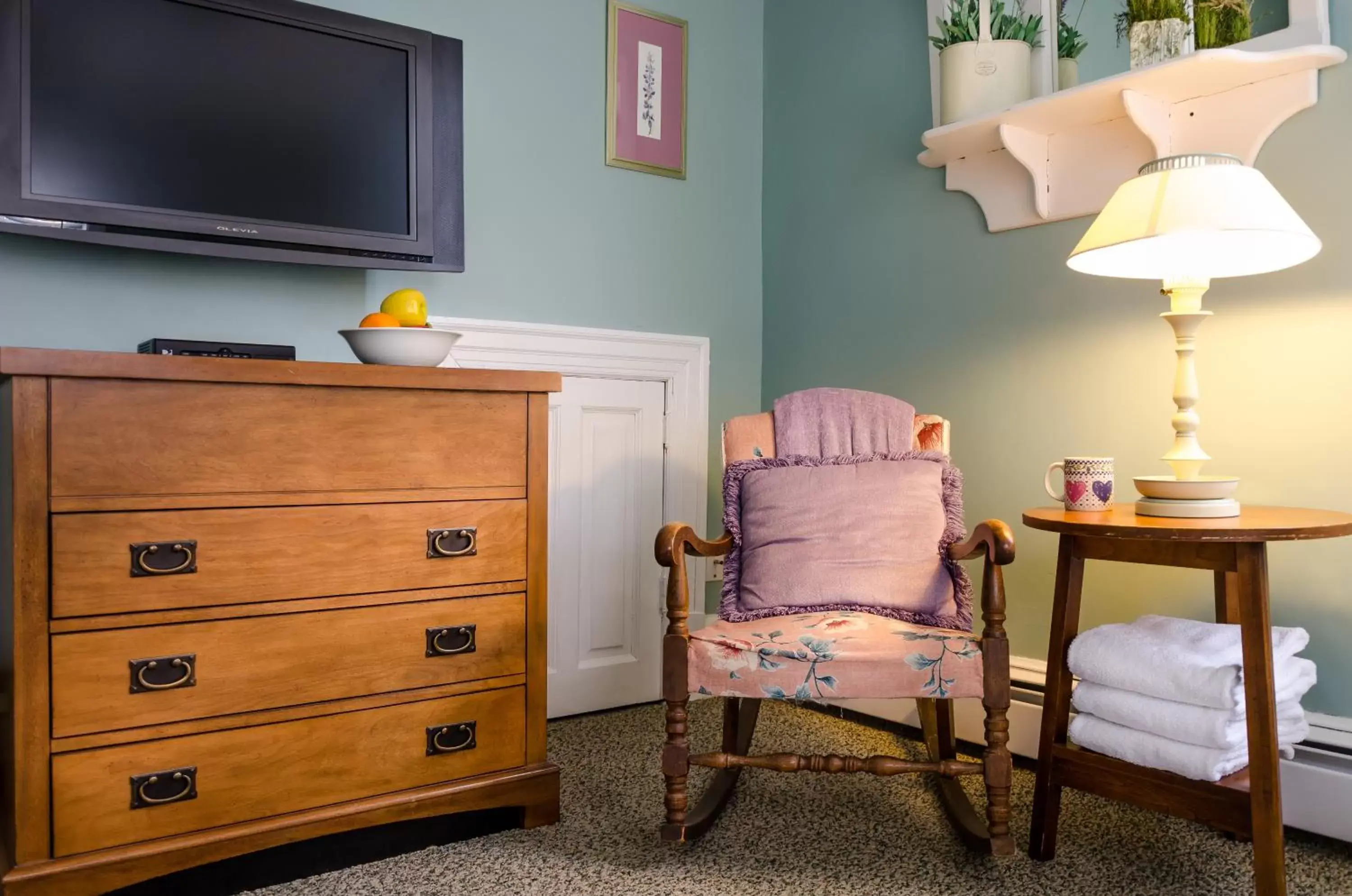 Seating area, TV/Entertainment Center in Carisbrooke Inn Bed & Breakfast