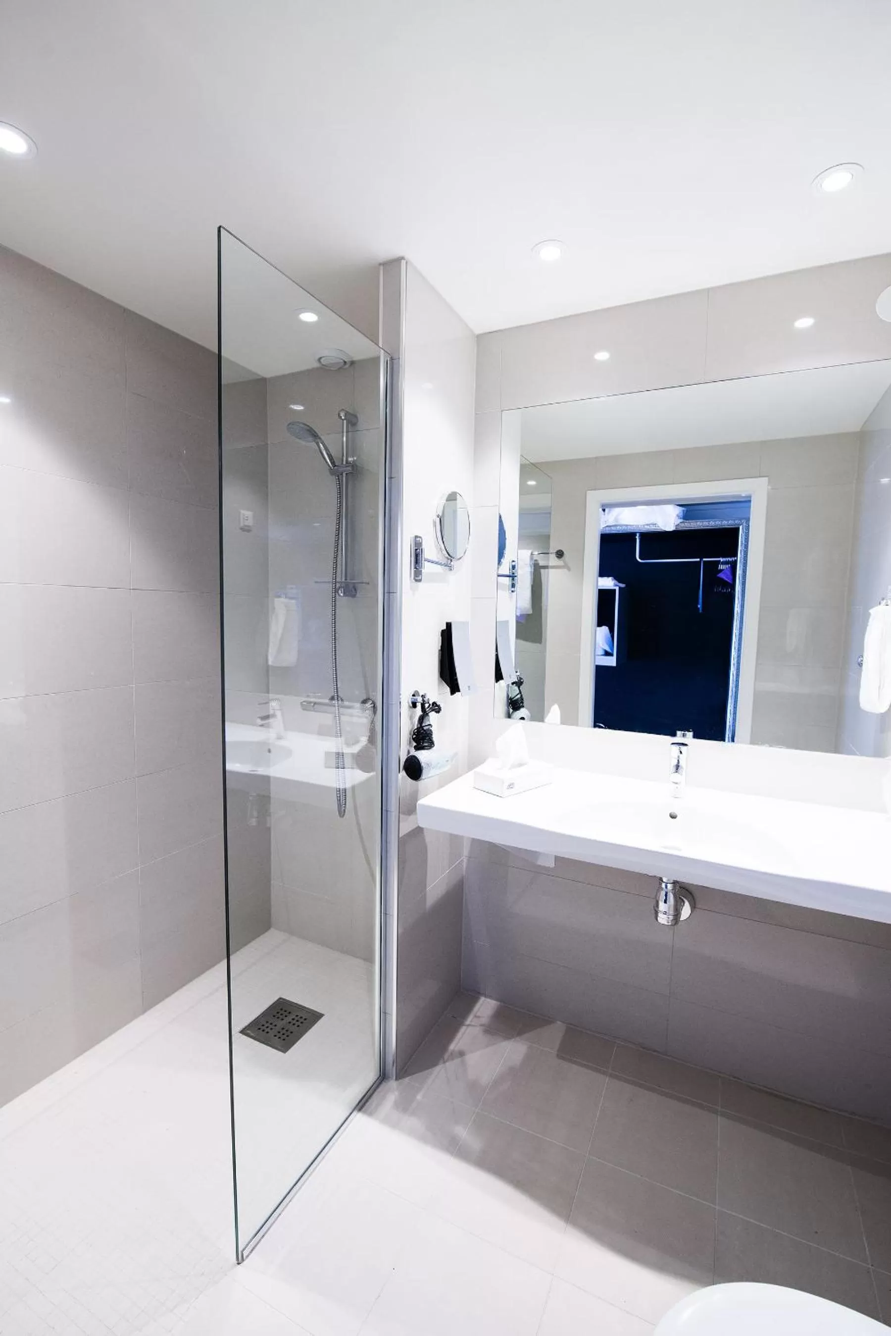 Shower in Home Hotel Grand Olav