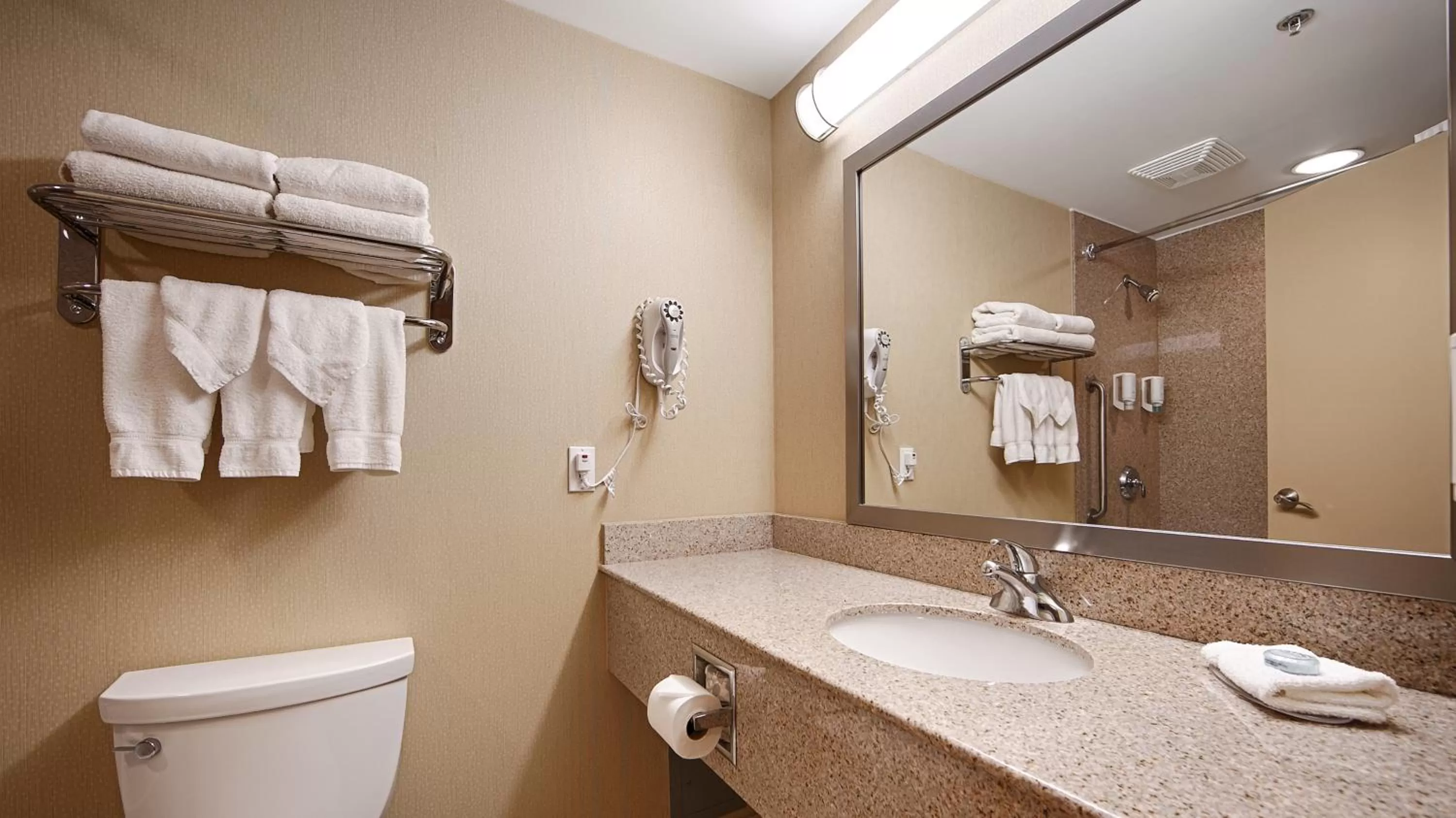 Shower in Best Western Plus Barrie