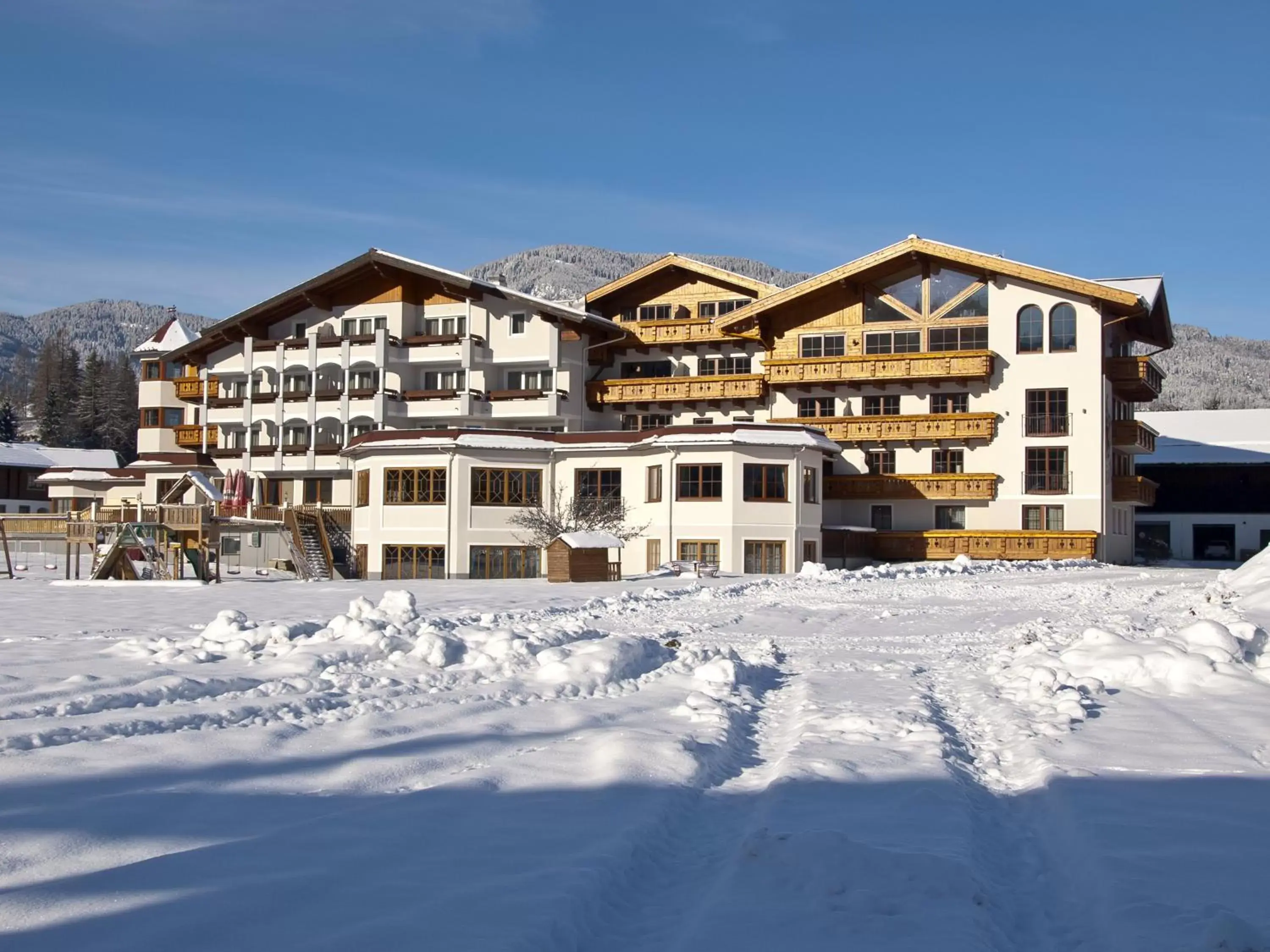 Facade/entrance, Winter in Hotel Das Urbisgut