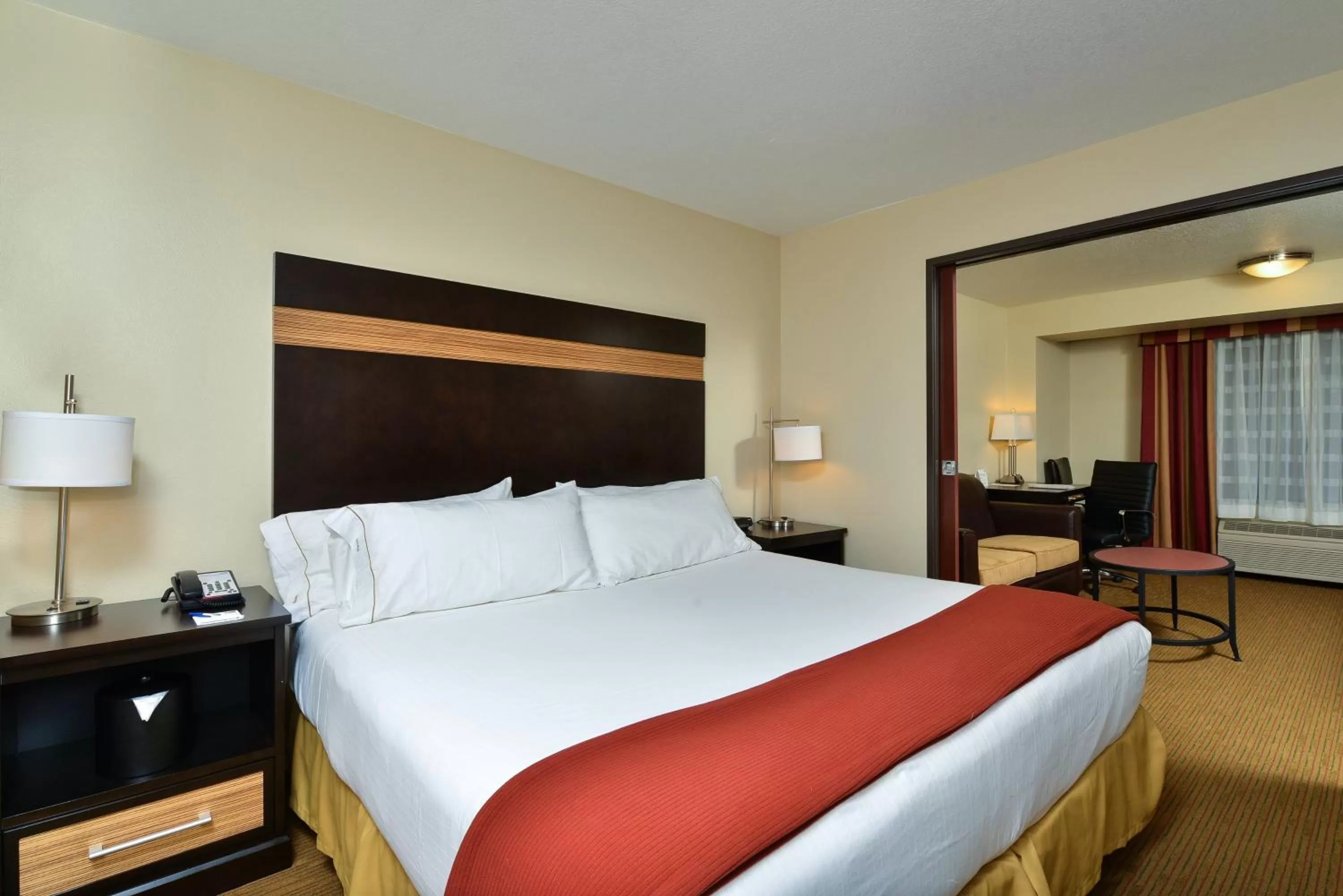 Photo of the whole room, Bed in Holiday Inn Express Portland SE - Clackamas Area by IHG