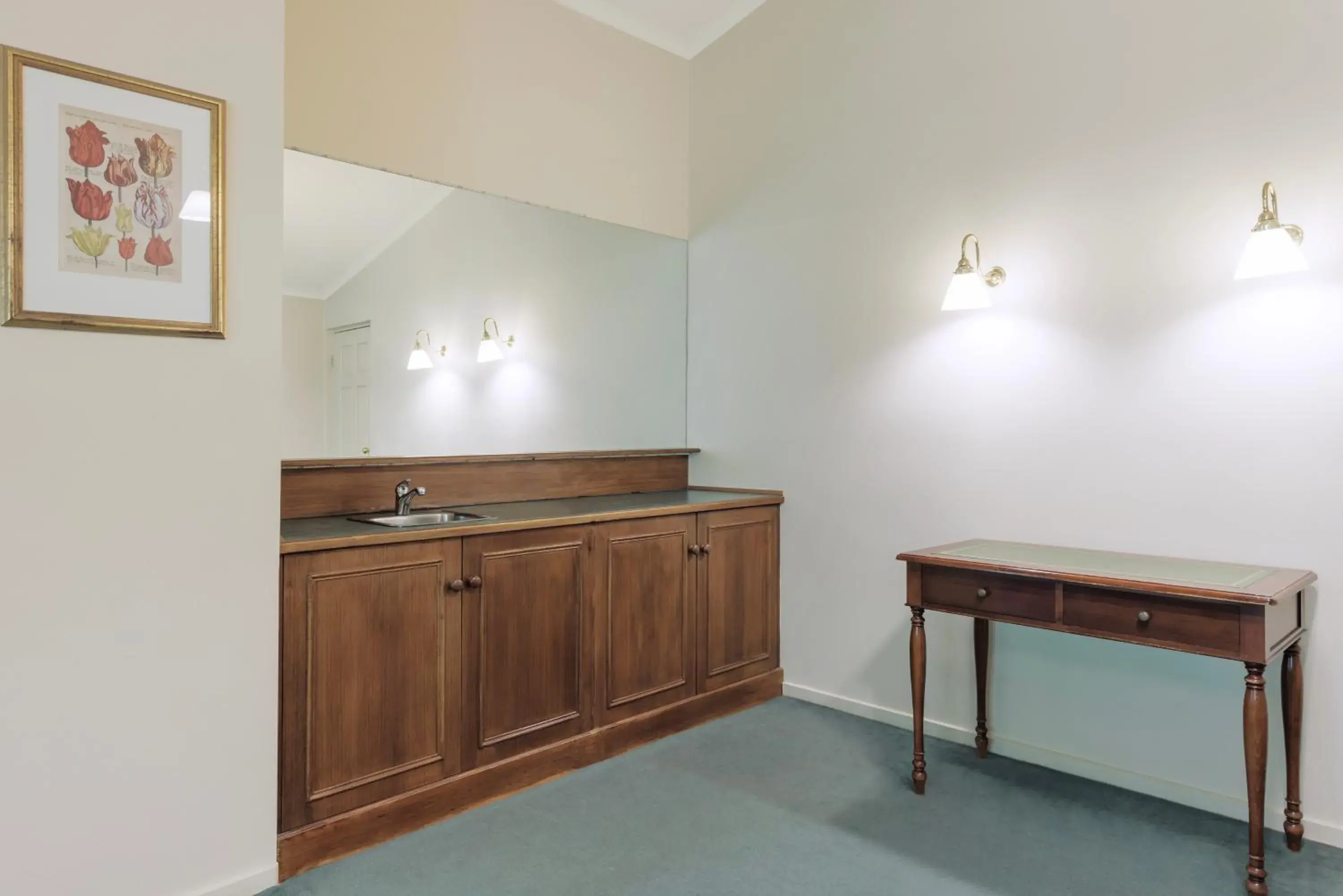 Living room, Kitchen/Kitchenette in Elizabethan Lodge