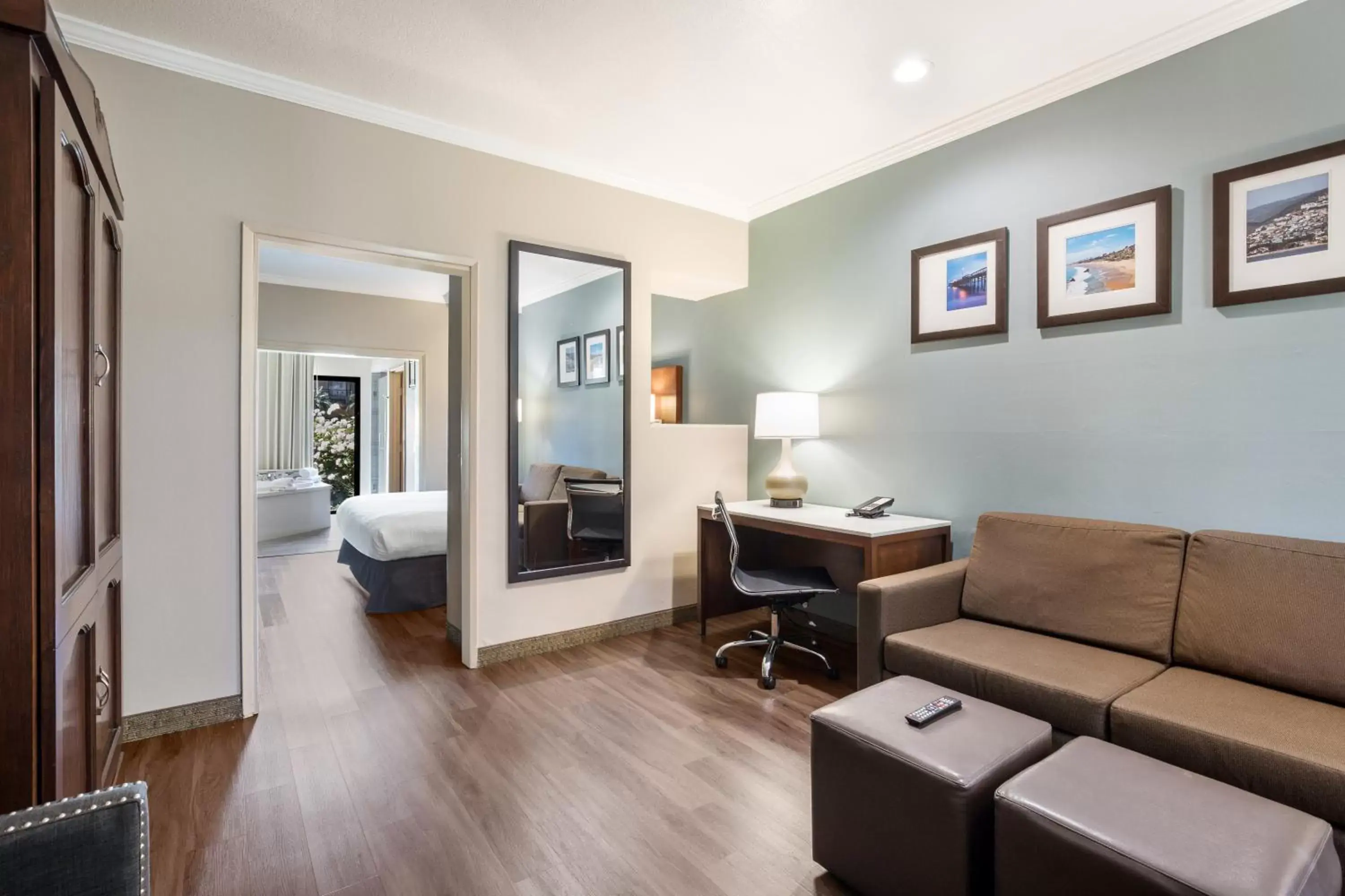 Seating Area in MainStay Suites John Wayne Airport, a Choice Hotel