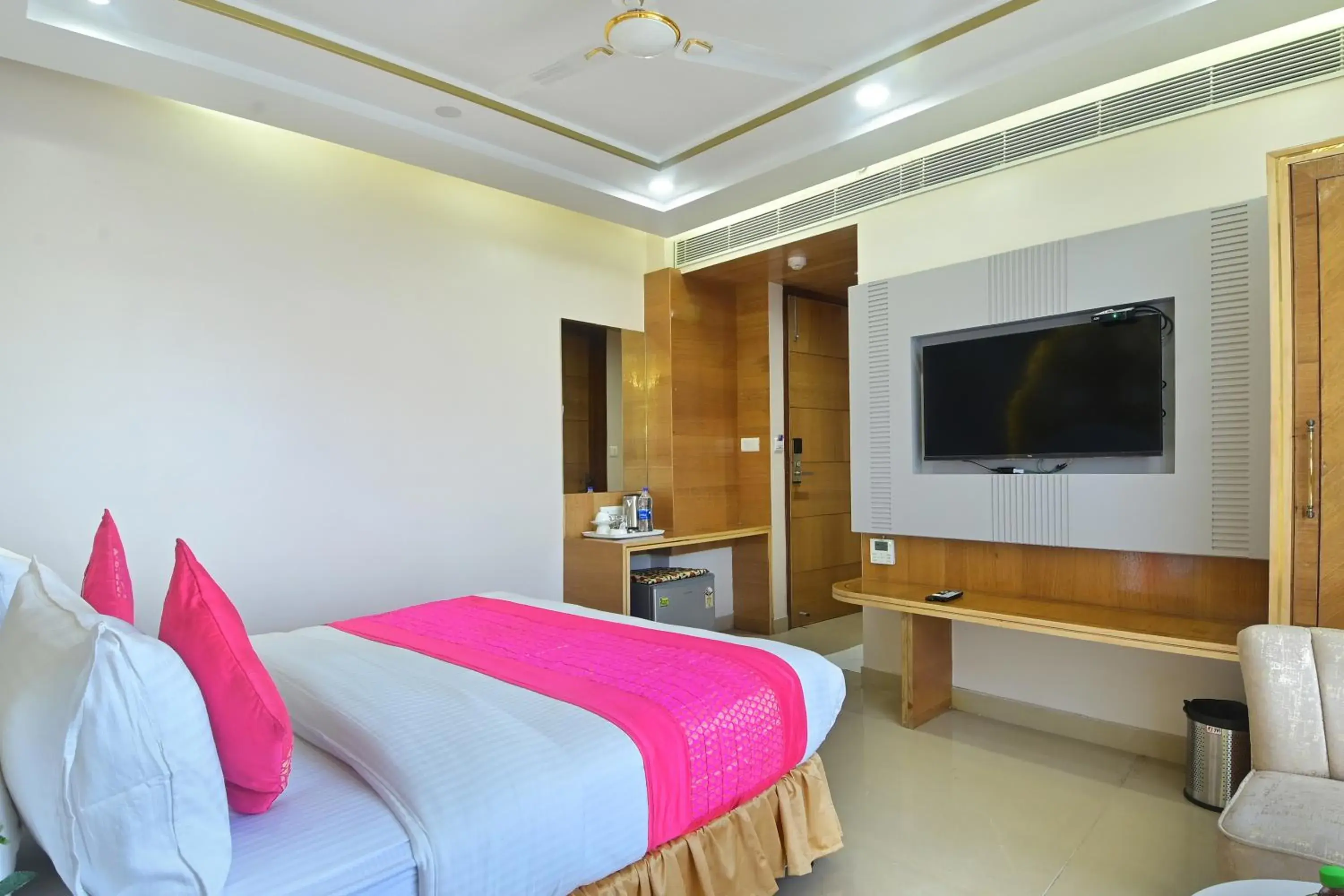 Photo of the whole room, Bed in Hotel Gold Palace - 03 Mins Walk From New Delhi Railway Station