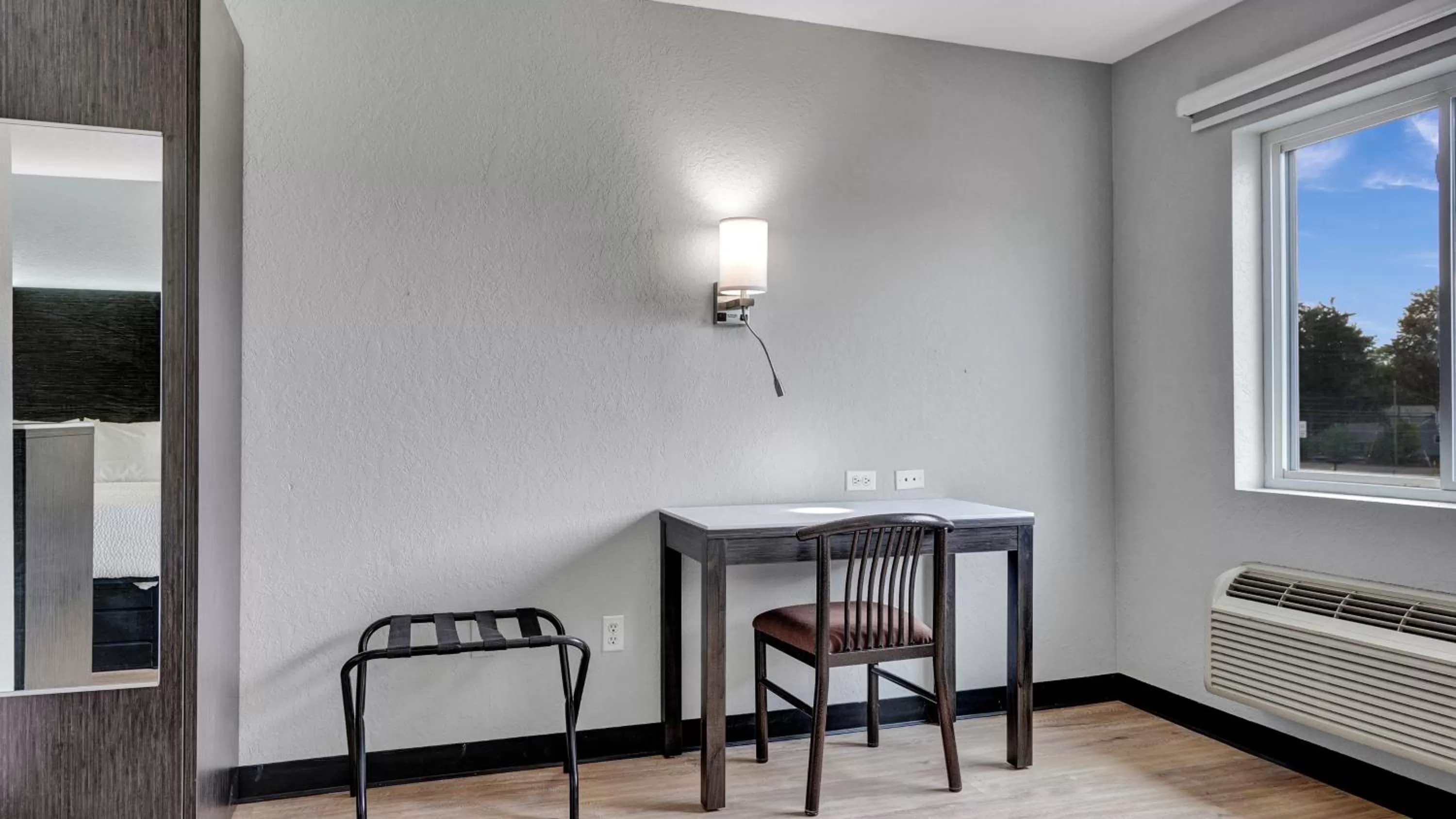 Seating area in Days Inn & Suites by Wyndham Niagara Falls/Buffalo