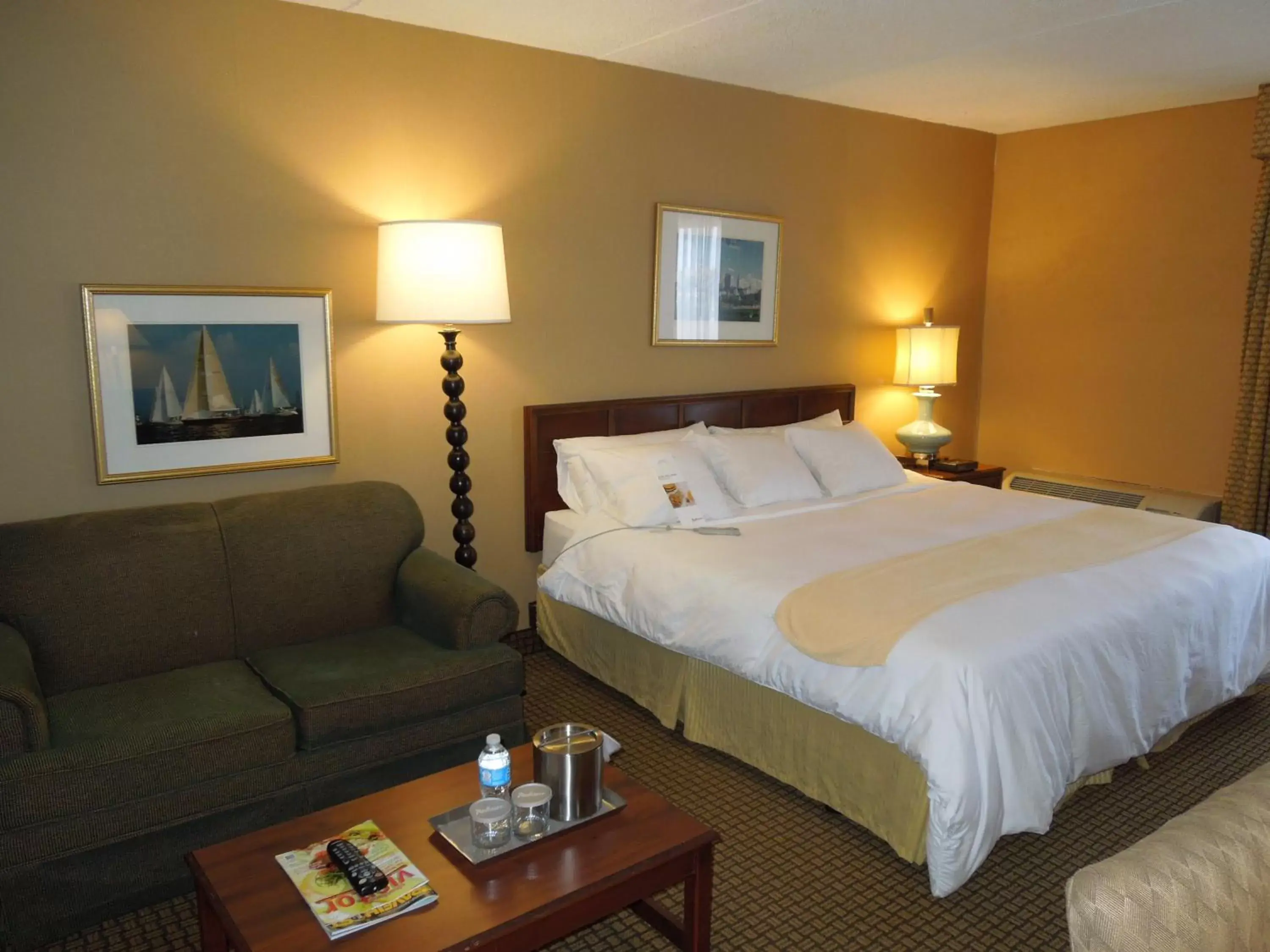 Bedroom, Bed in Radisson Cleveland Airport