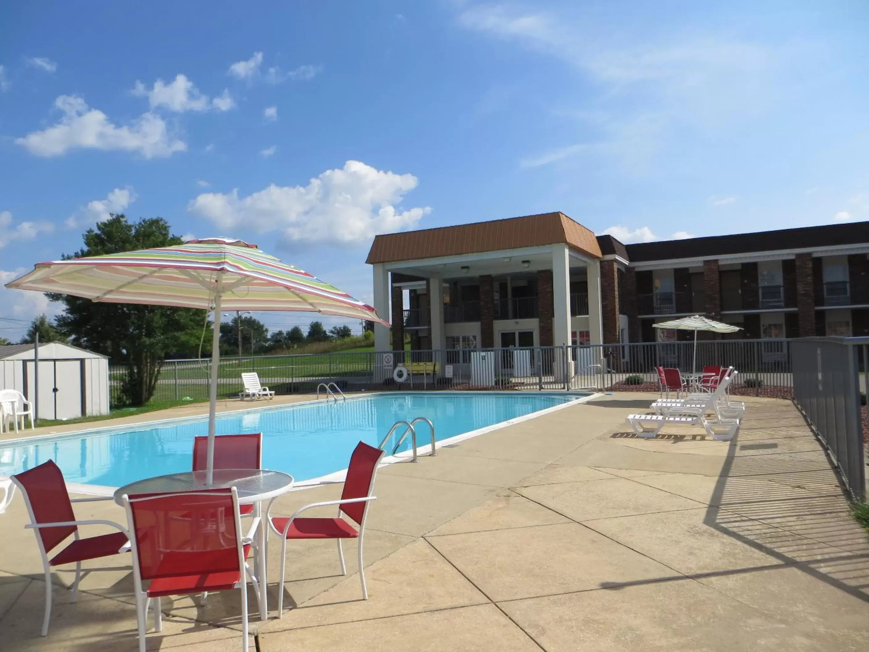 Swimming Pool in Days Inn by Wyndham Cave City