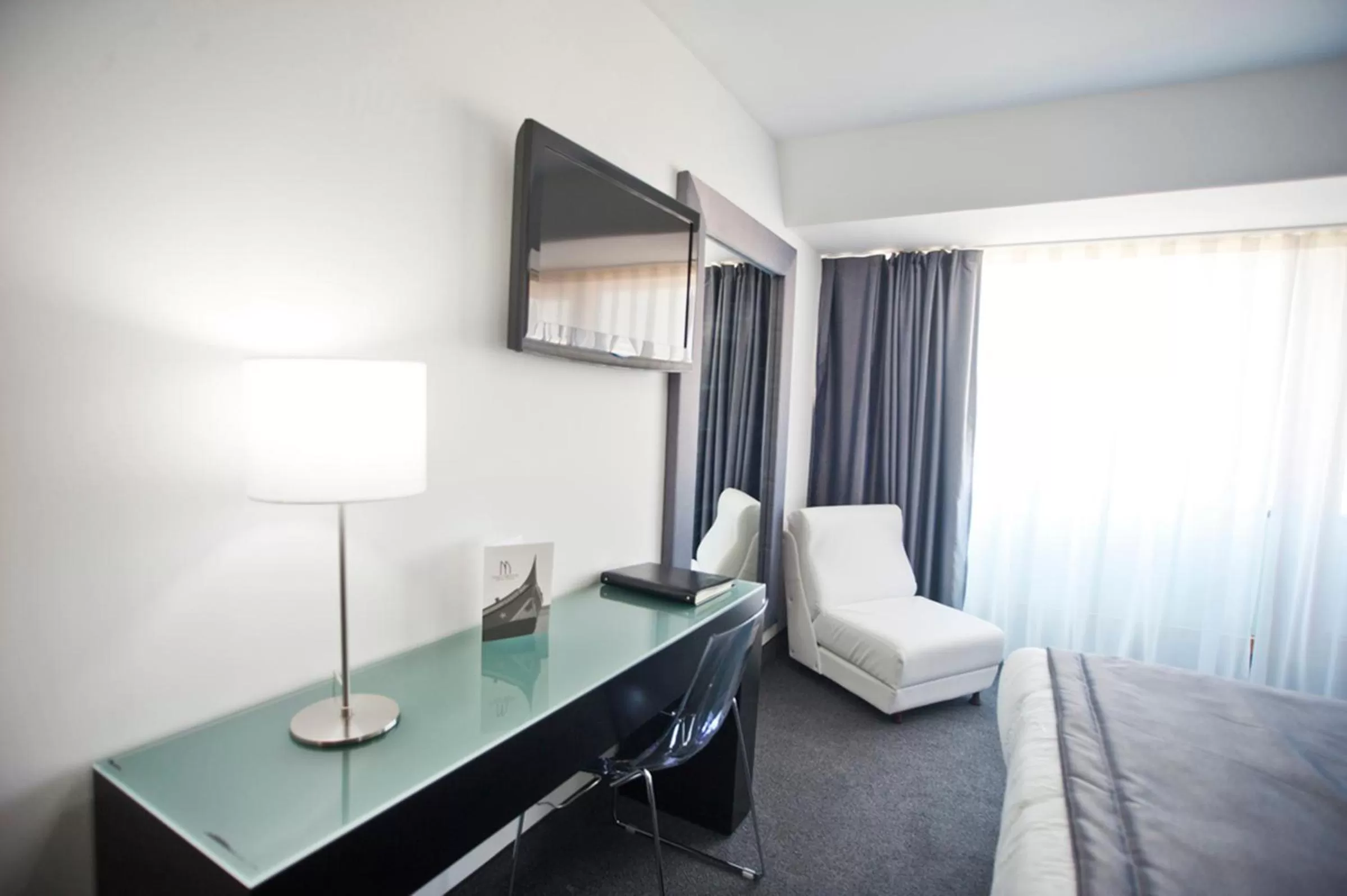 Seating area, Bed in Miramar Hotel Spa & Apartments