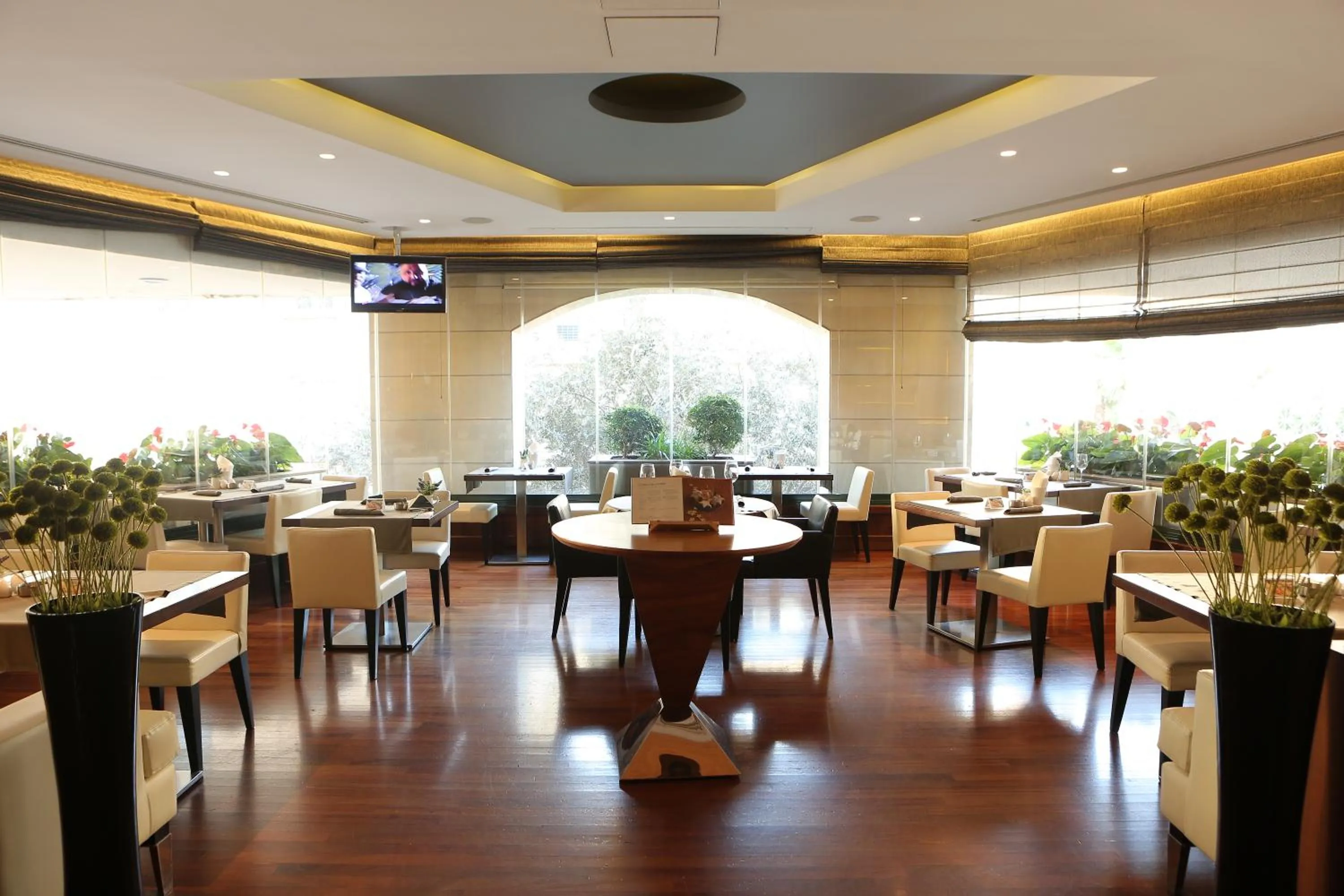 Restaurant/places to eat in ParkTower Suites