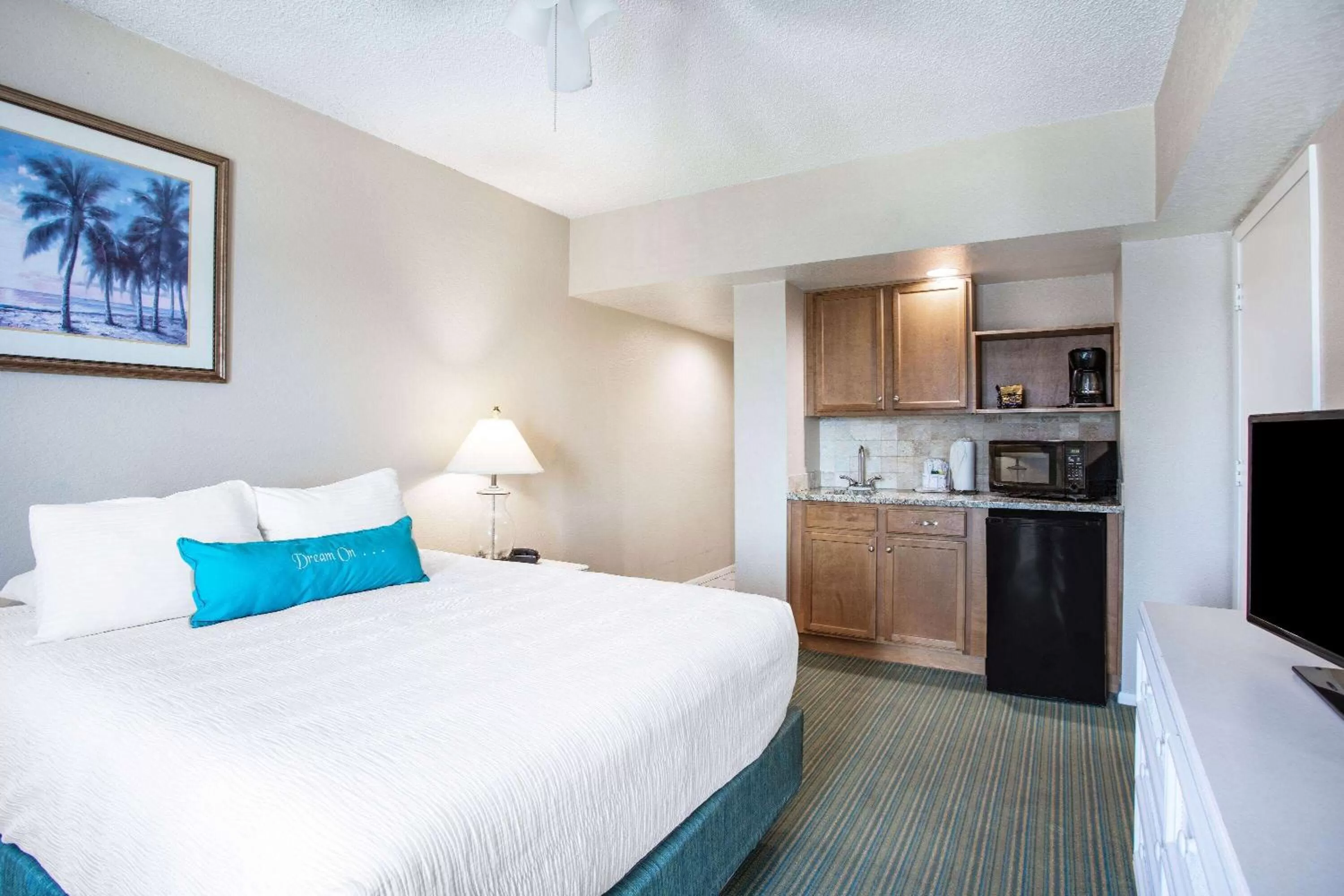 Bed in Coconut Palms Beach Resort II