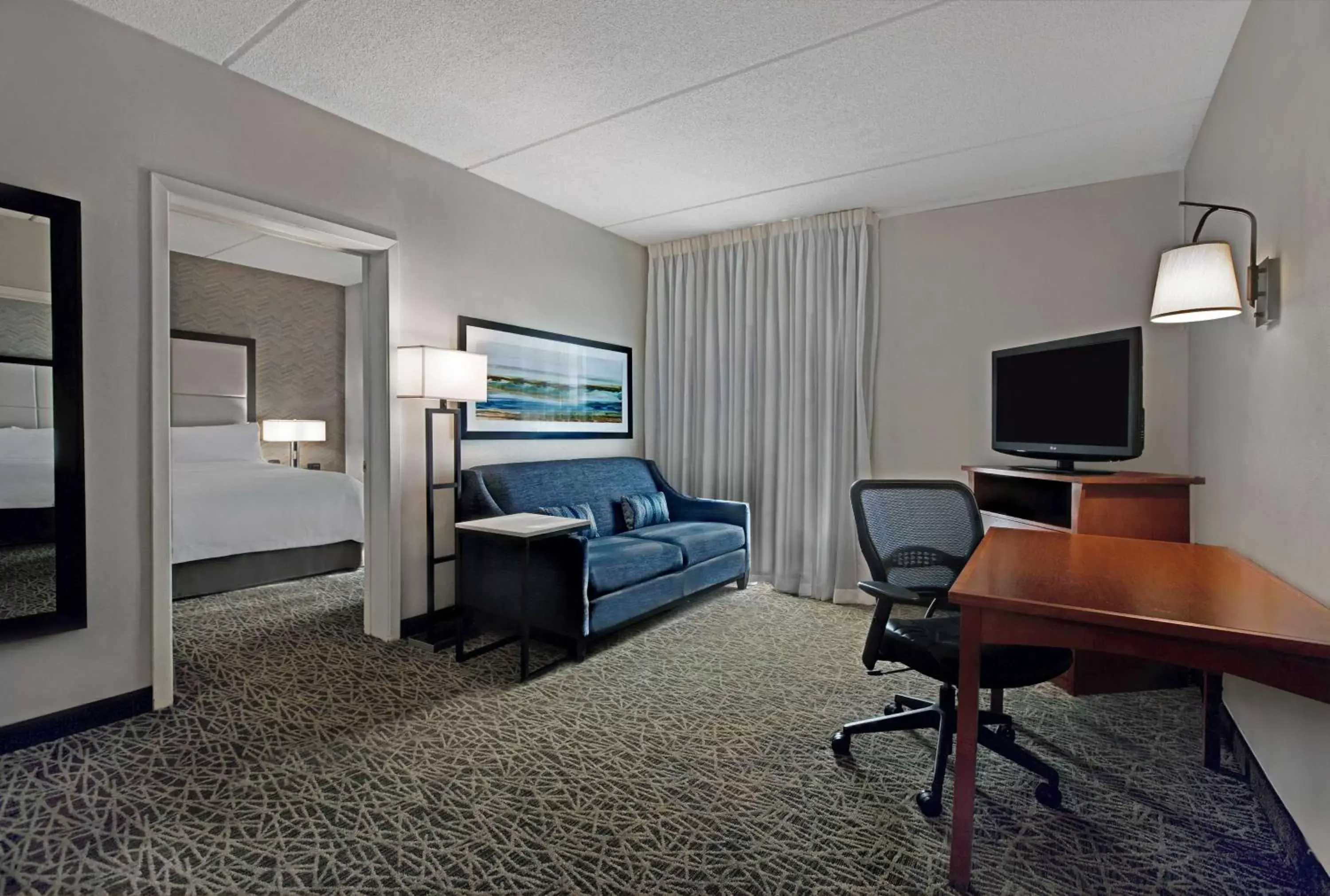 Living room, TV/Entertainment Center in Homewood Suites by Hilton Chicago-Lincolnshire