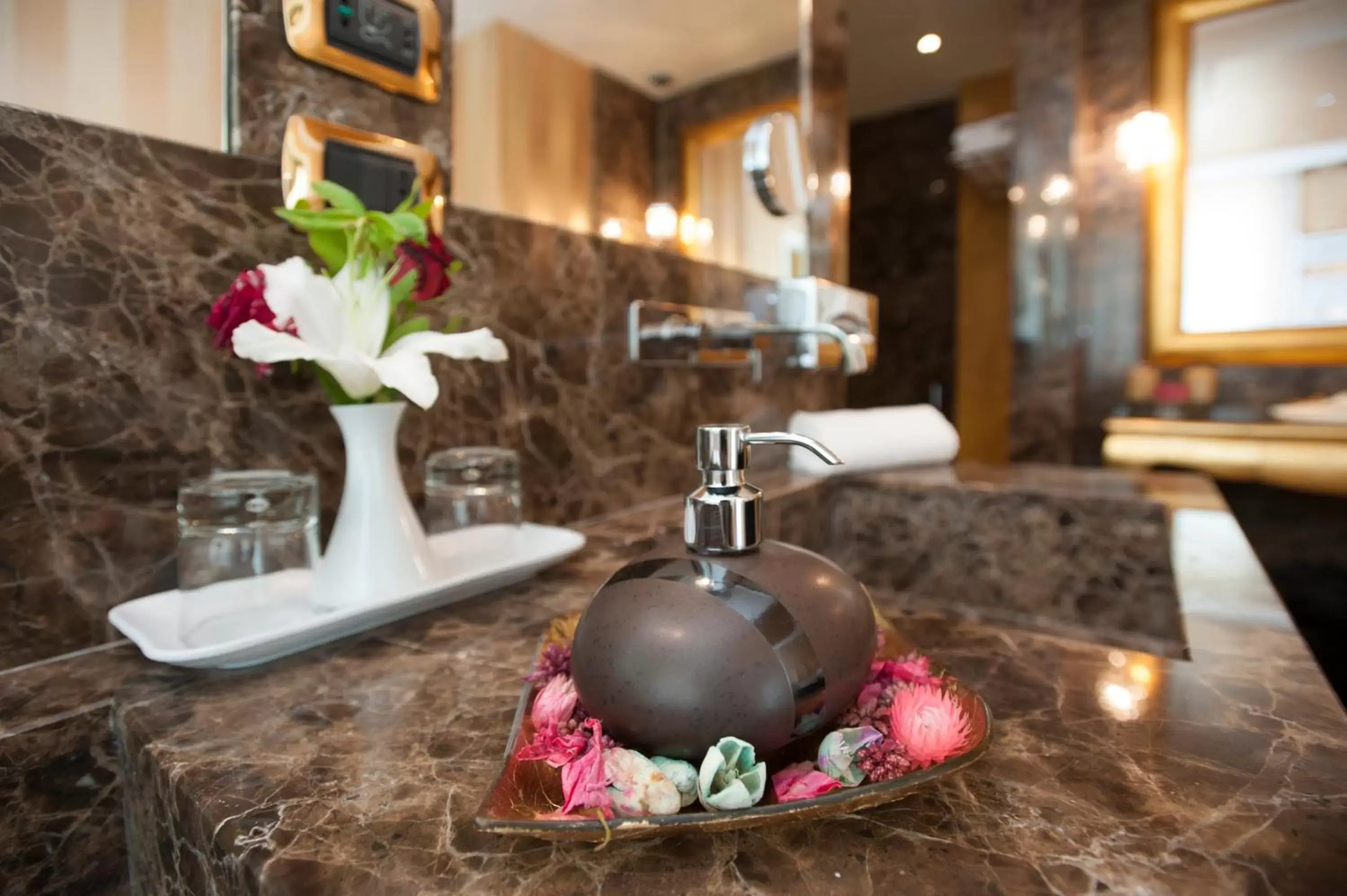 Decorative detail, Bathroom in Hotel Calissano