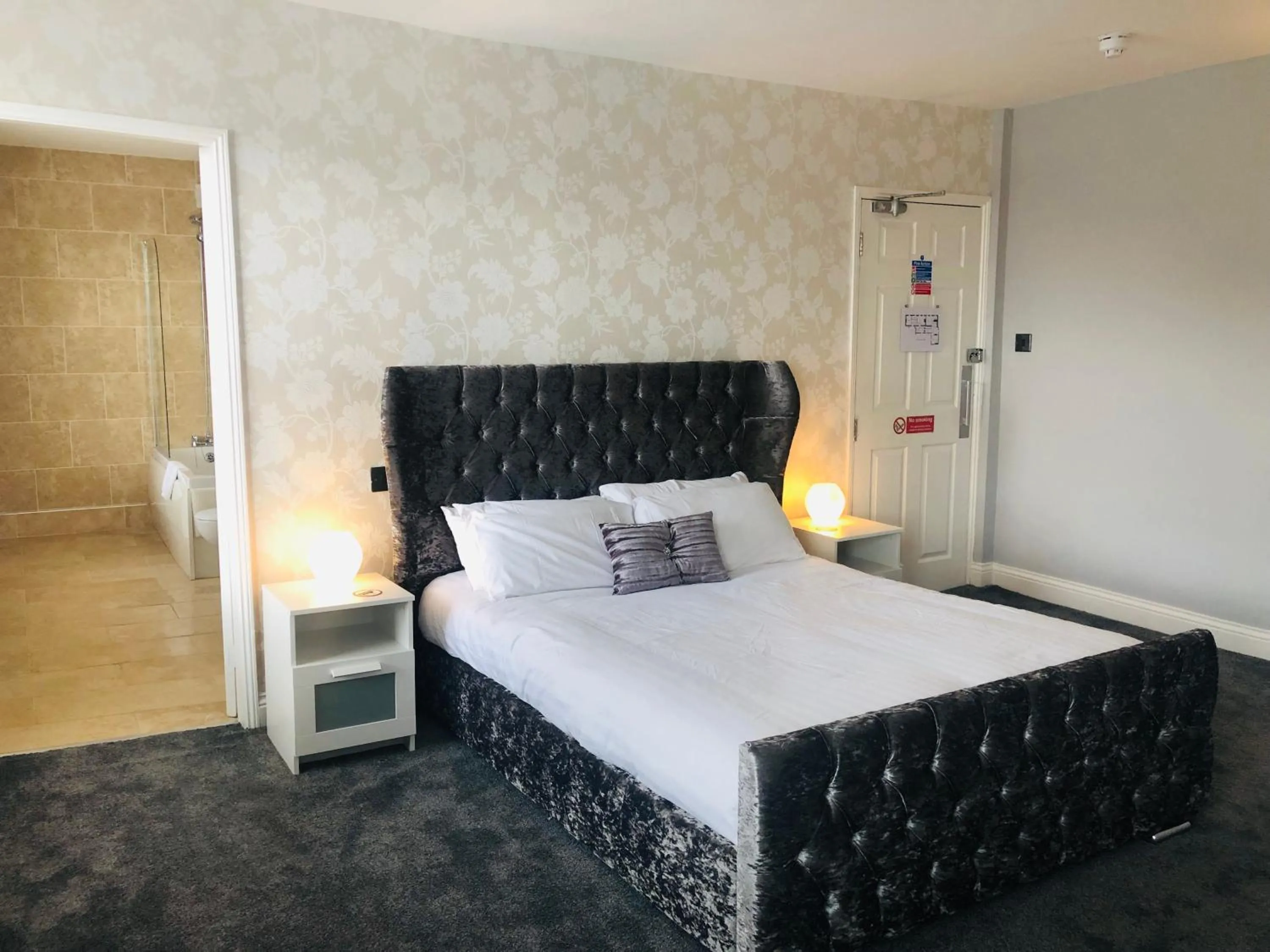 Bedroom, Bed in Hardwick Arms Hotel