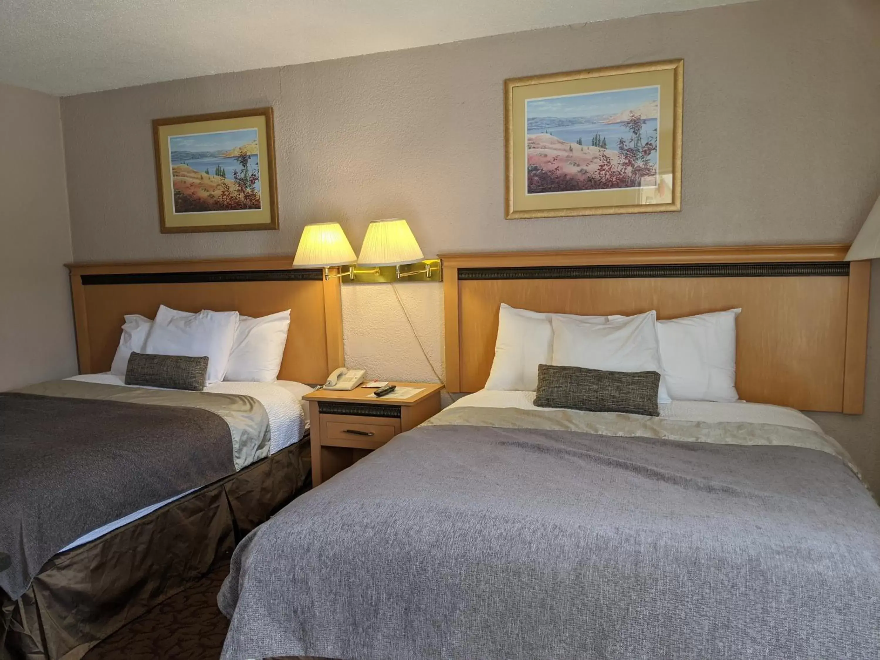 Bed in Howard Johnson by Wyndham Downtown Kamloops