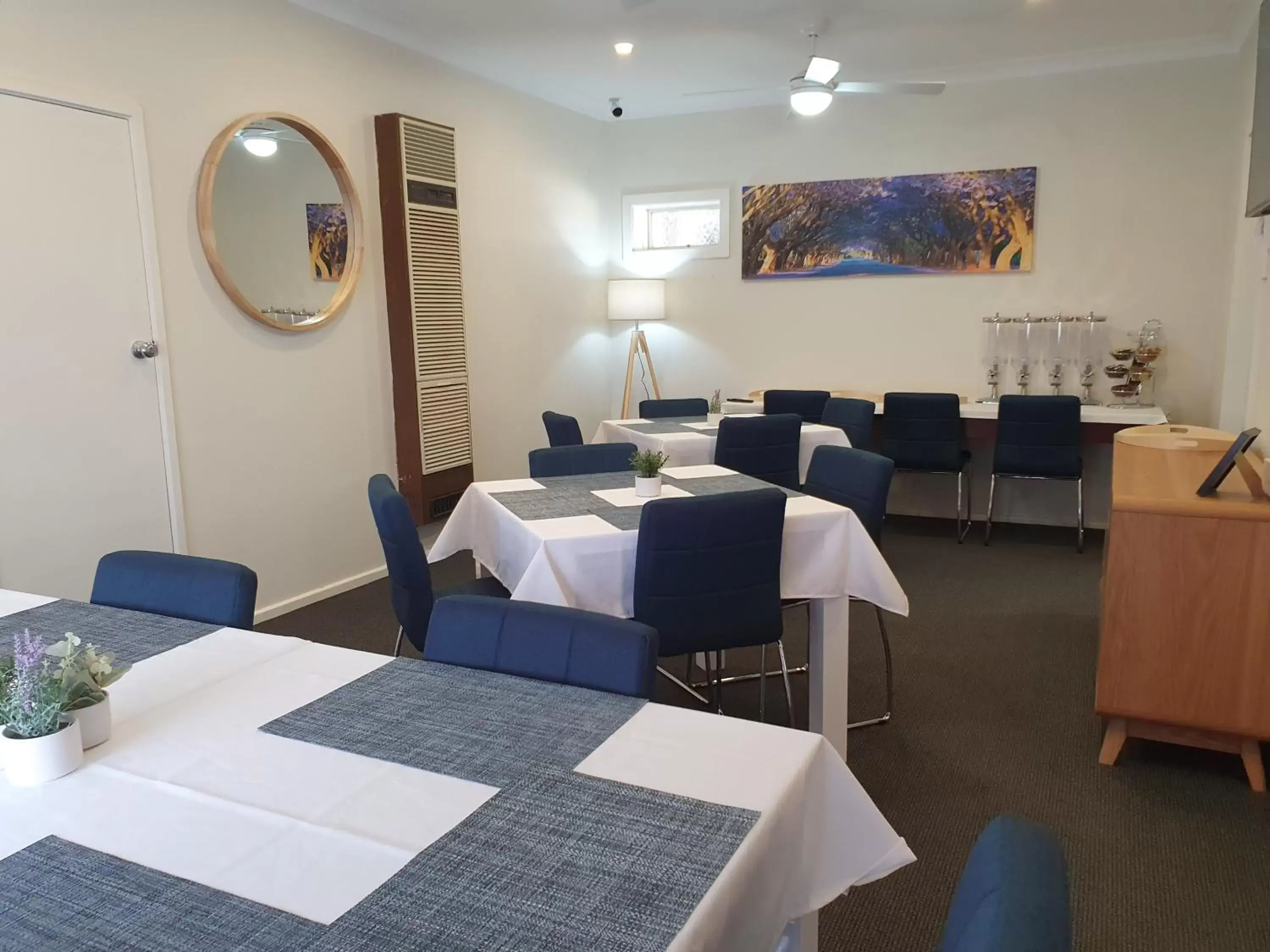 Communal lounge/ TV room, Restaurant/Places to Eat in Black Sheep Motel Goulburn