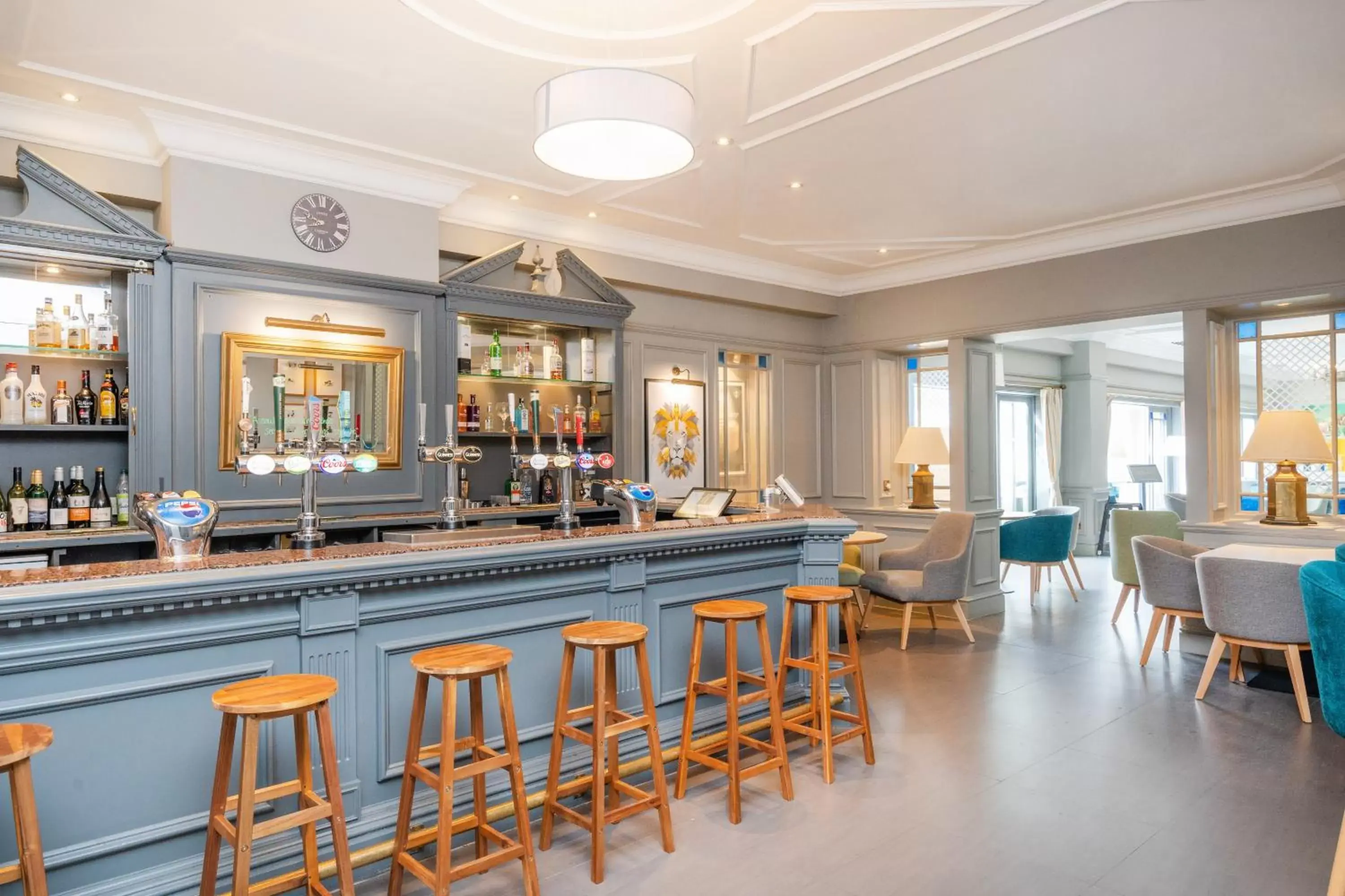Lounge or bar, Lounge/Bar in Holiday Inn Maidstone-Sevenoaks, an IHG Hotel