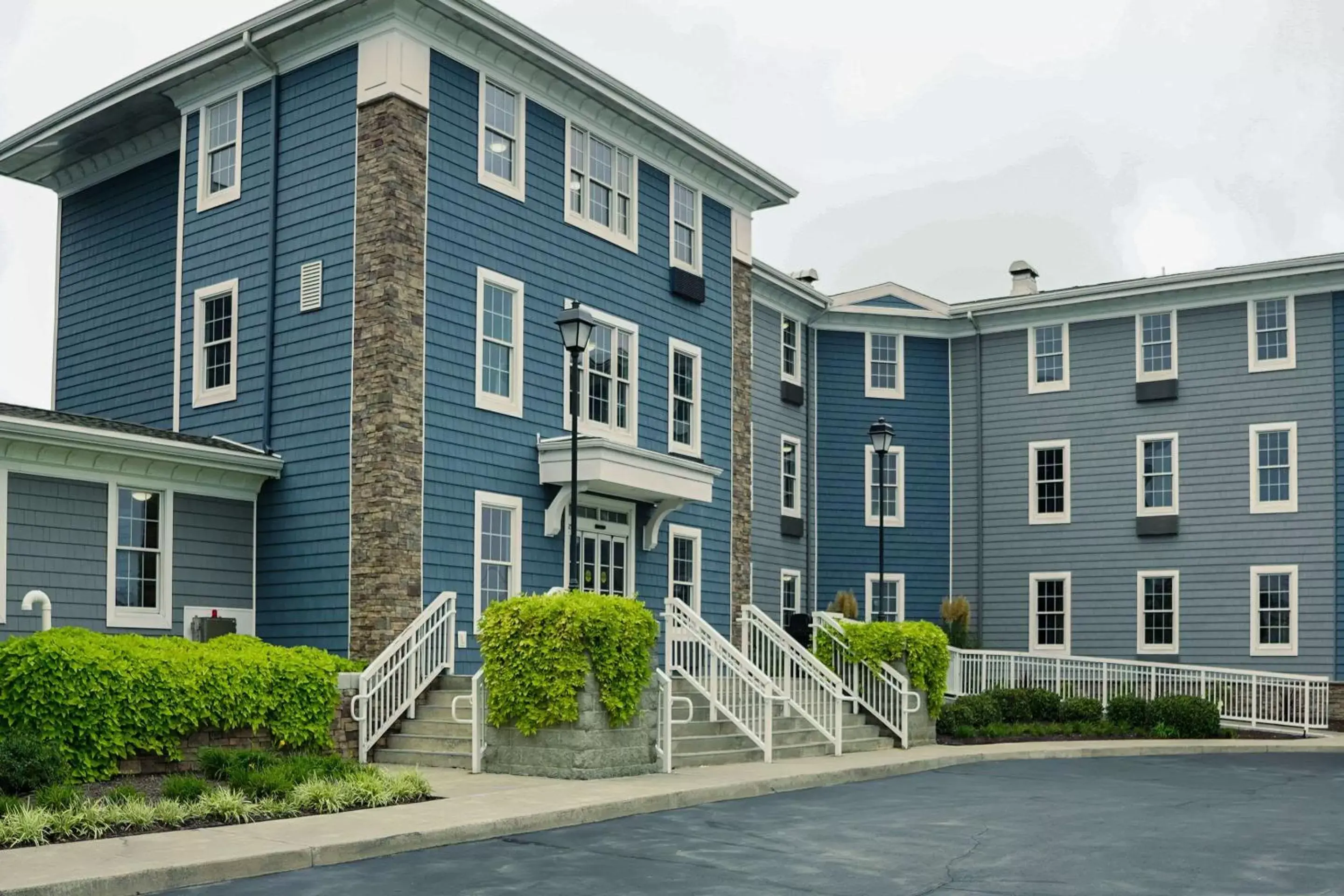 Property Building in Comfort Suites Chincoteague Island Bayfront Resort