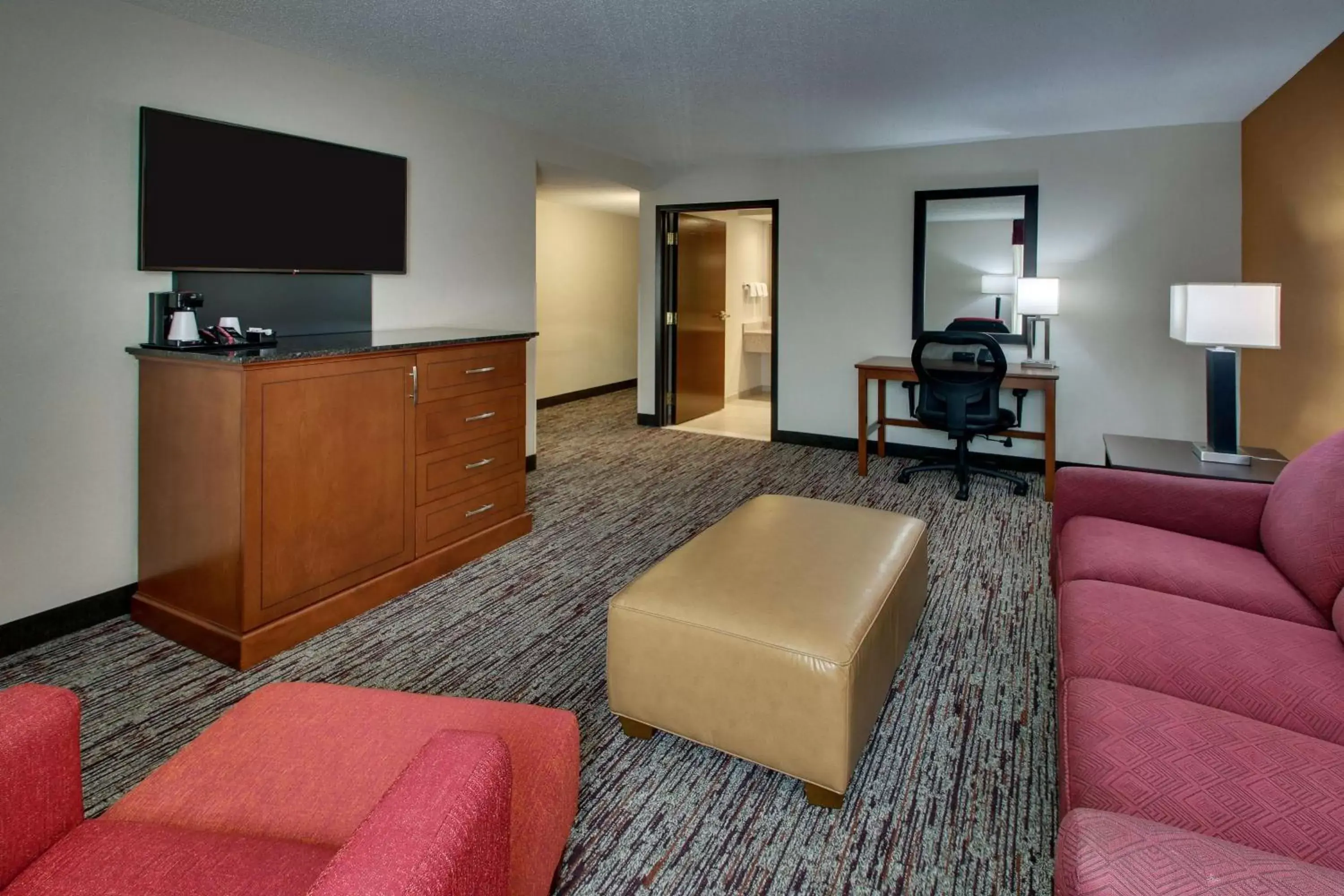 Photo of the whole room, TV/Entertainment Center in Drury Inn & Suites Bowling Green