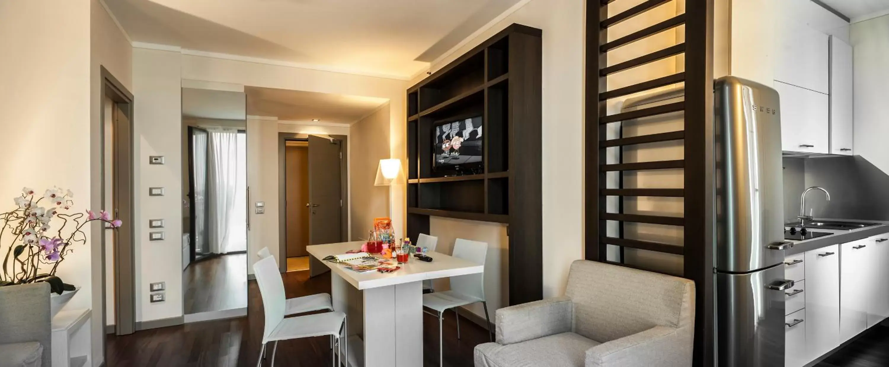 Kitchen or kitchenette, Dining Area in Ramada Plaza Milano