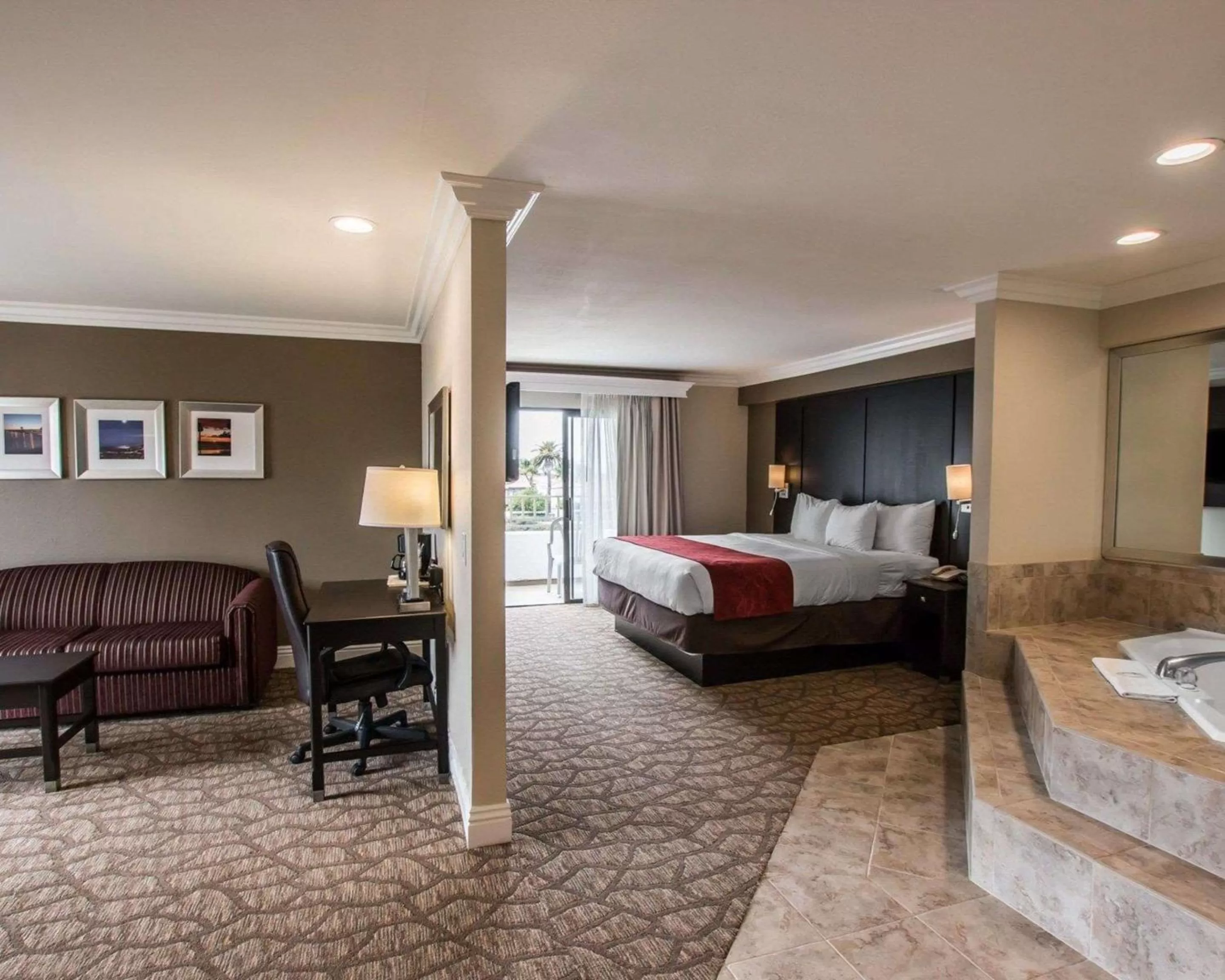 Photo of the whole room, Bed in Comfort Suites San Clemente Beach