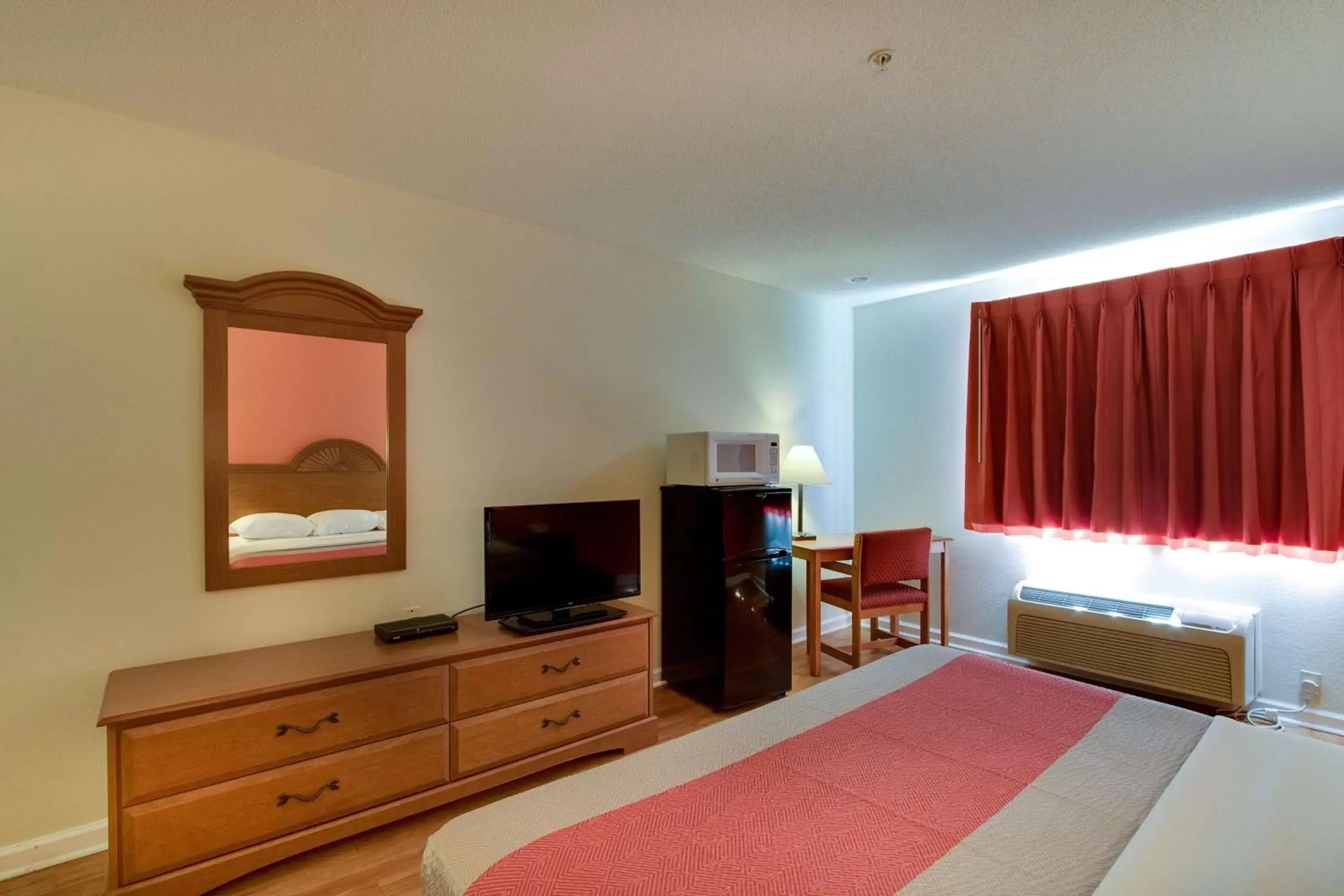 TV and multimedia, Room Photo in Motel 6-Hinesville, GA