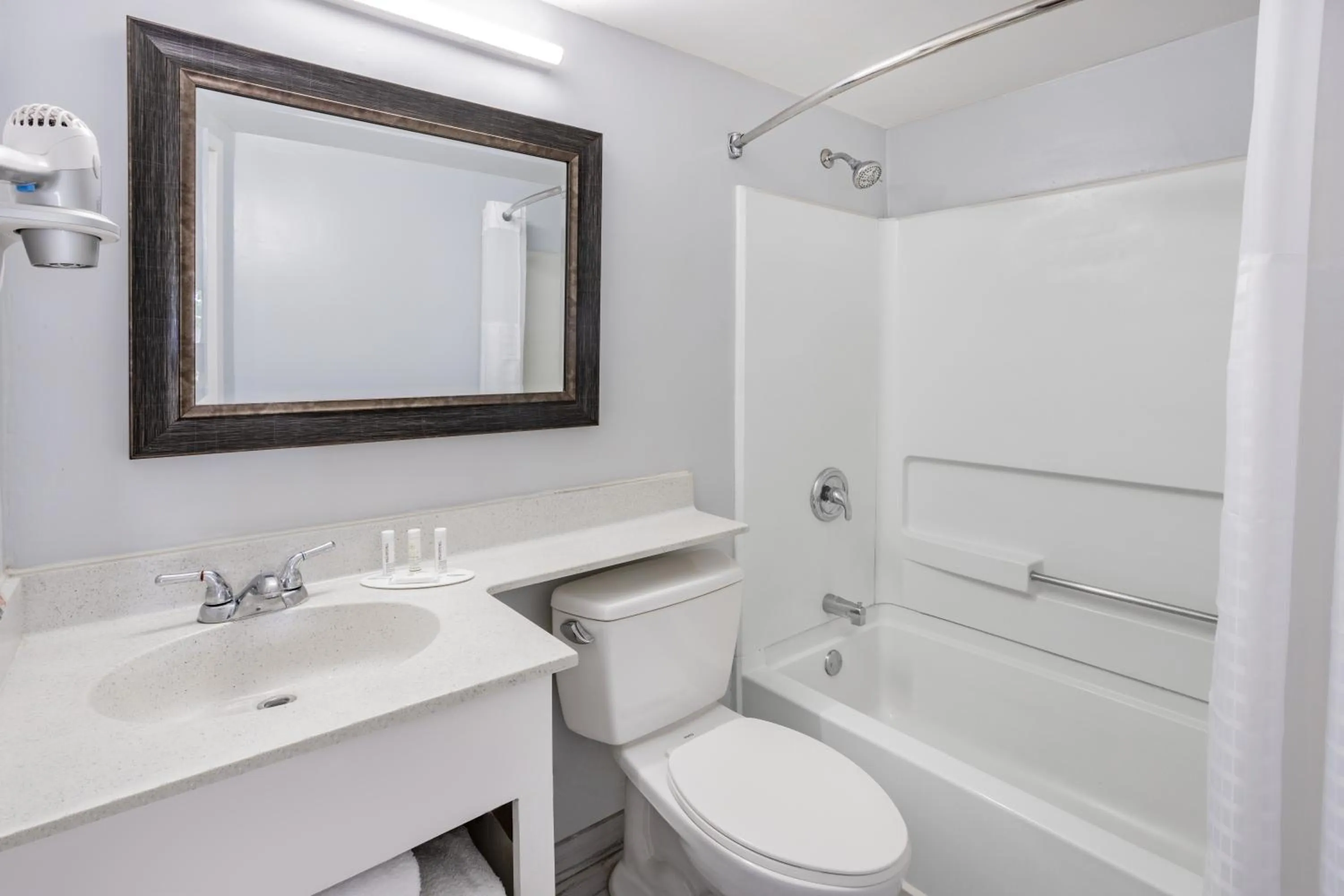 Shower in Days Inn & Suites by Wyndham Colonial