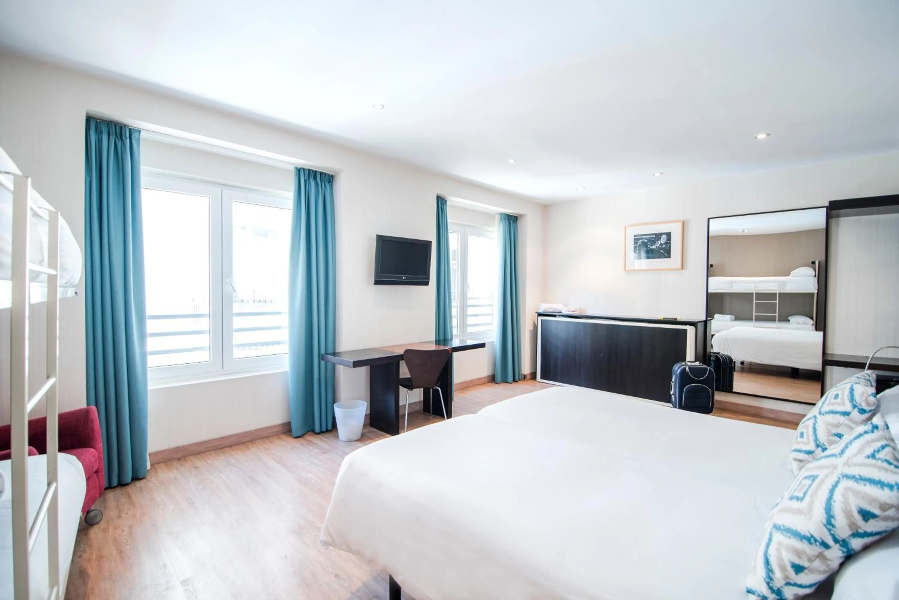 Photo of the whole room, Bed in Petit Palace Plaza de la Reina