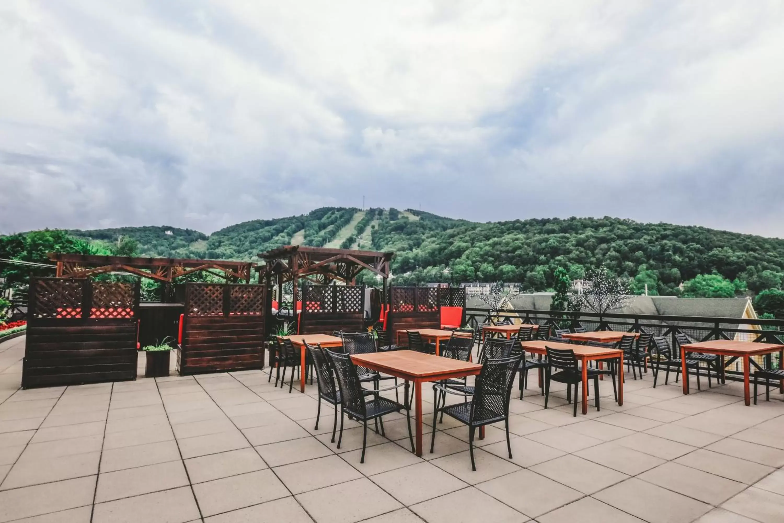 Balcony/Terrace, Restaurant/Places to Eat in Hotel Chateau Bromont