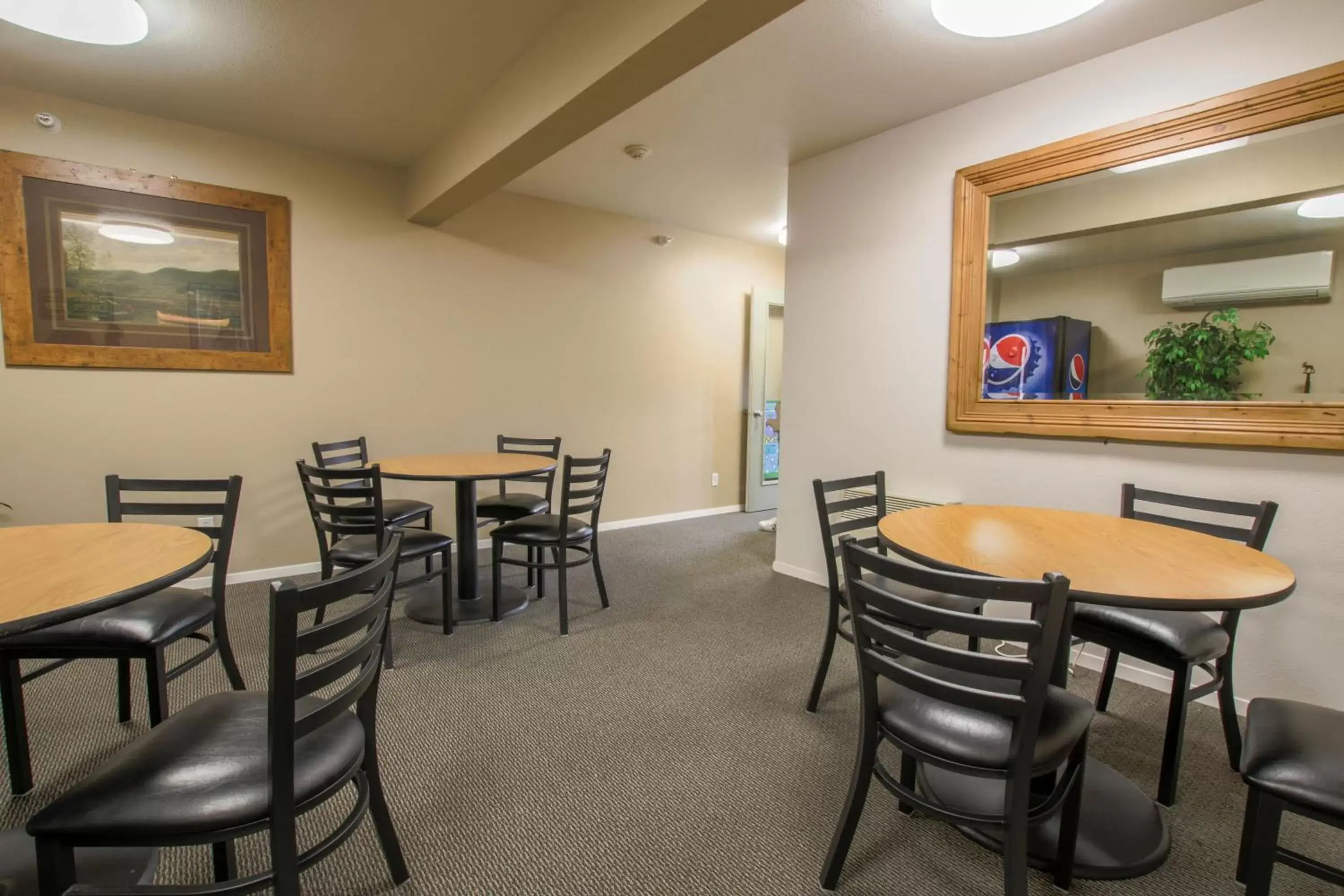 Seating area, Restaurant/Places to Eat in Travelodge by Wyndham Gardiner Yellowstone Park North Entr