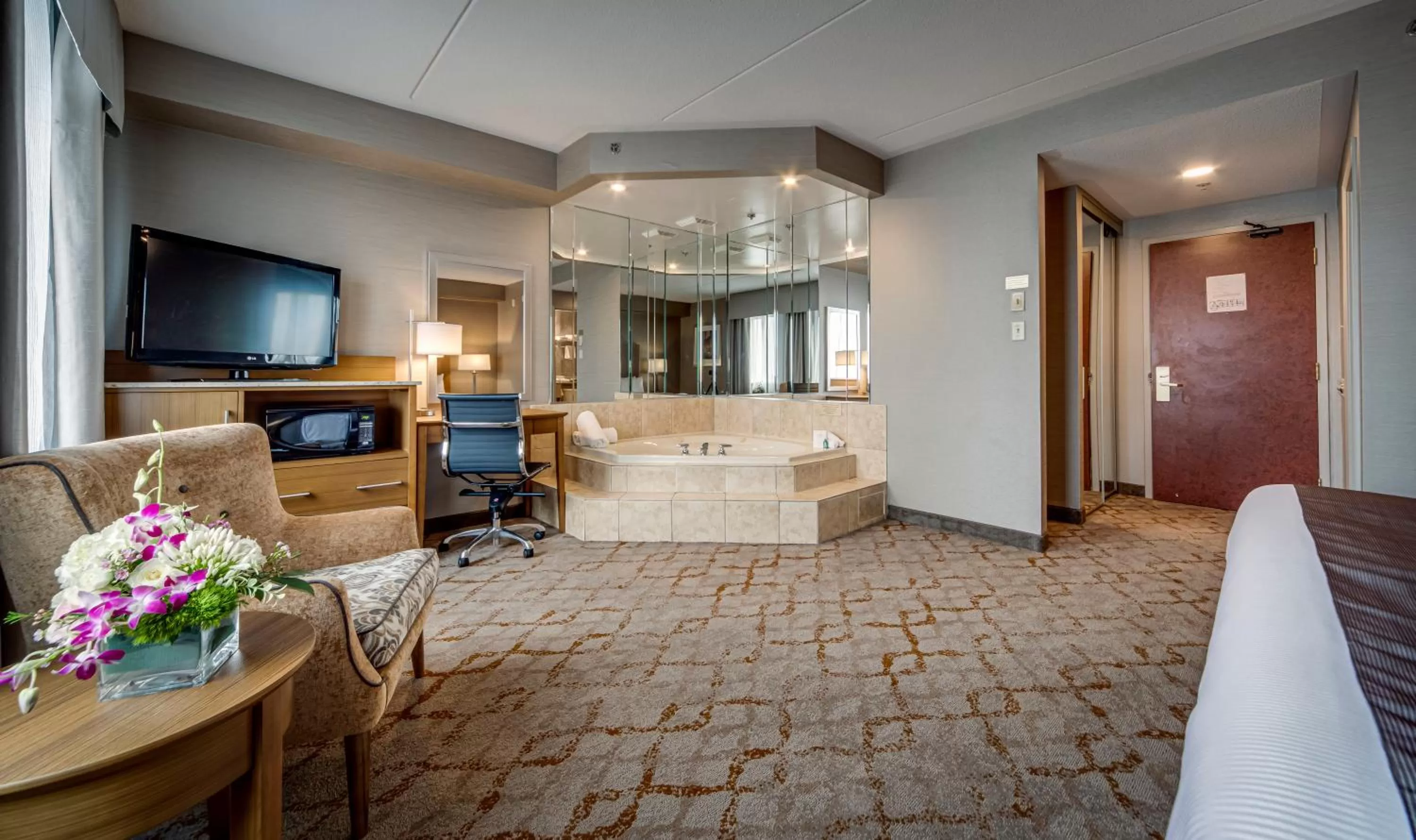 Photo of the whole room, Bed in Monte Carlo Inn Vaughan Suites