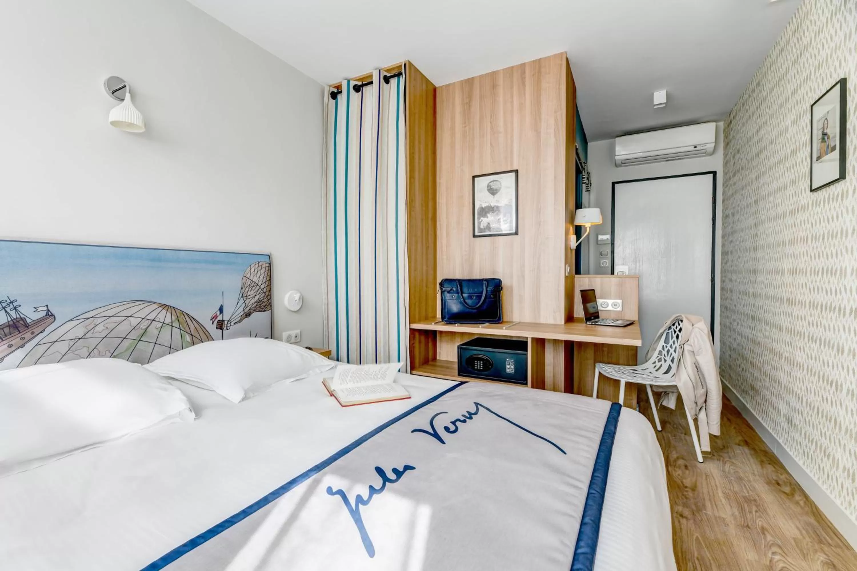 Bed in Hôtel Jules Verne Biarritz