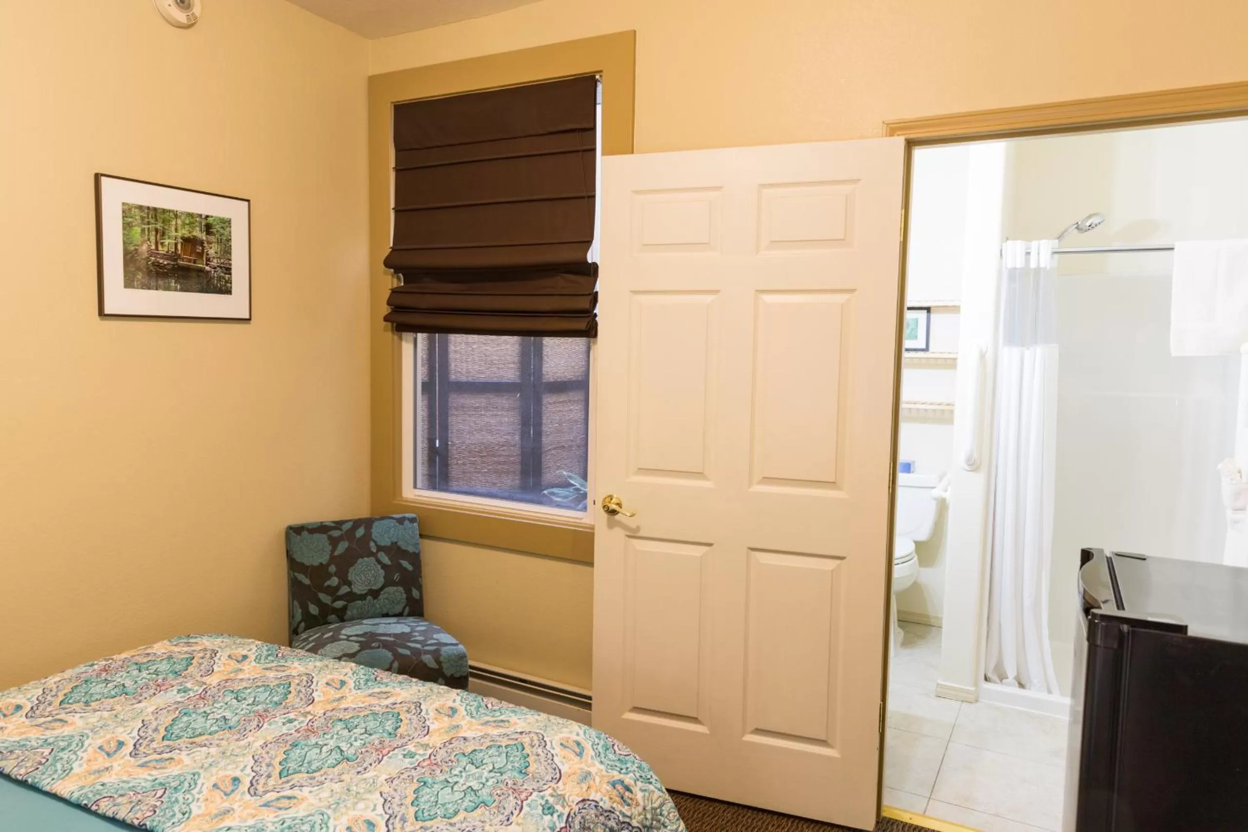 Photo of the whole room in Hotel Cathlamet