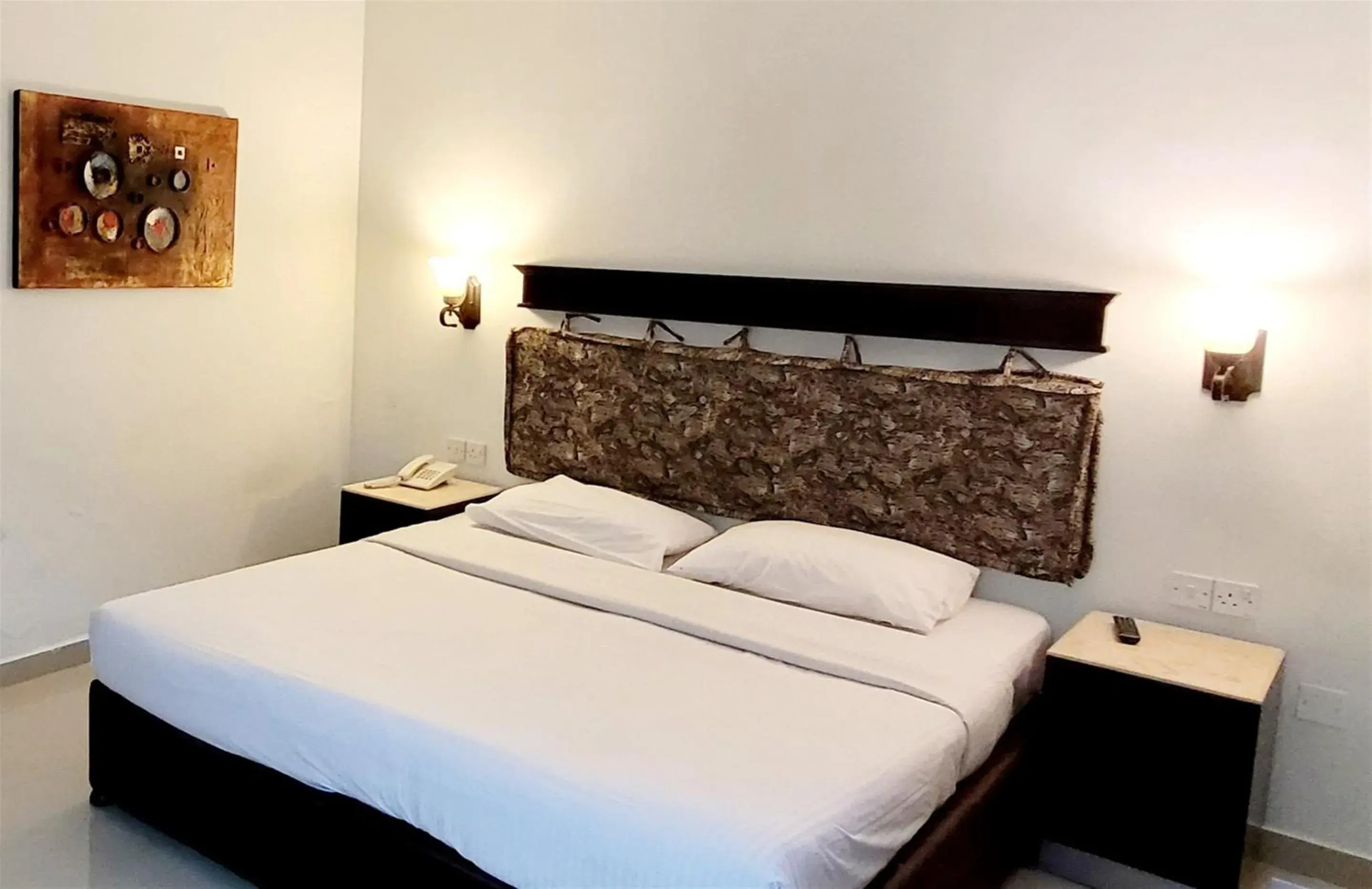 Bed in Signature Inn Hotel - Free Parking