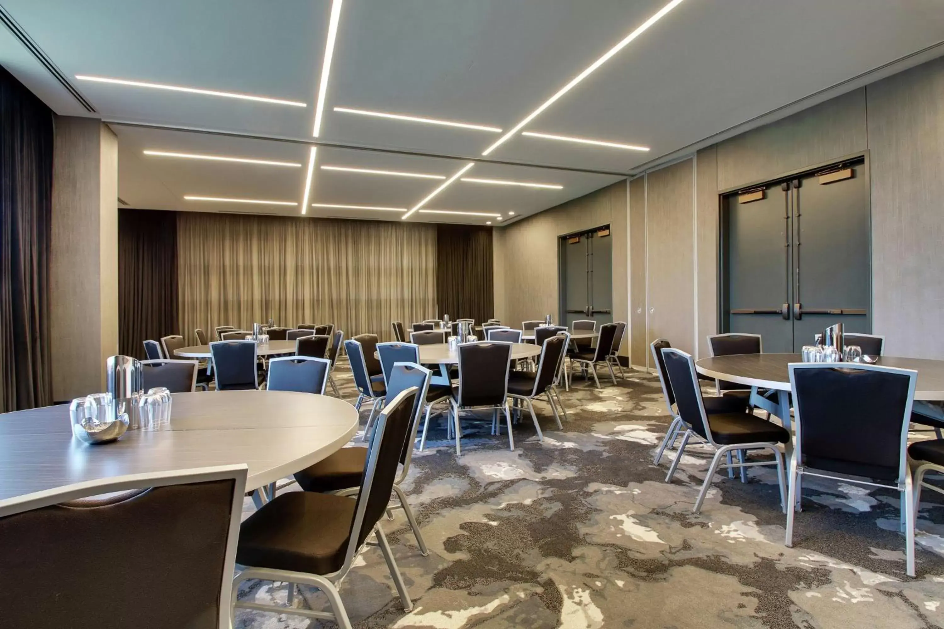 Dining area in The Rose Chicago, Tapestry Collection By Hilton