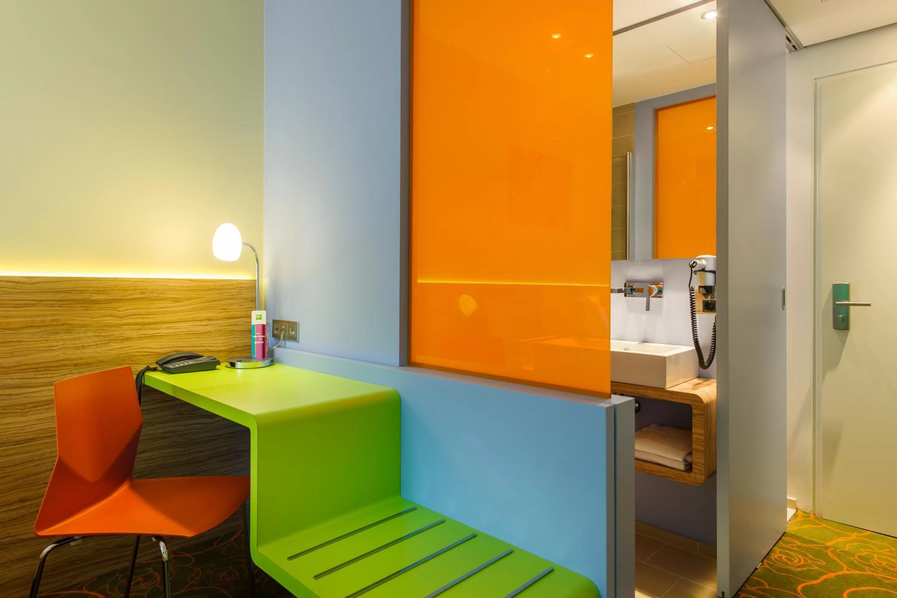 Seating area, Bathroom in Ibis Styles Hildesheim