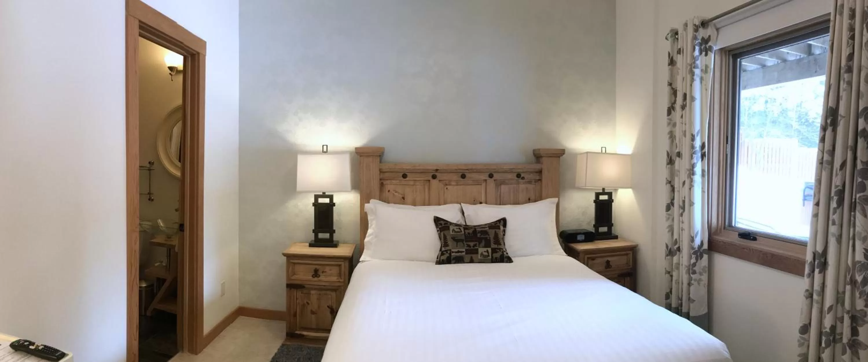 Photo of the whole room, Bed in Canyon Ridge Lodge