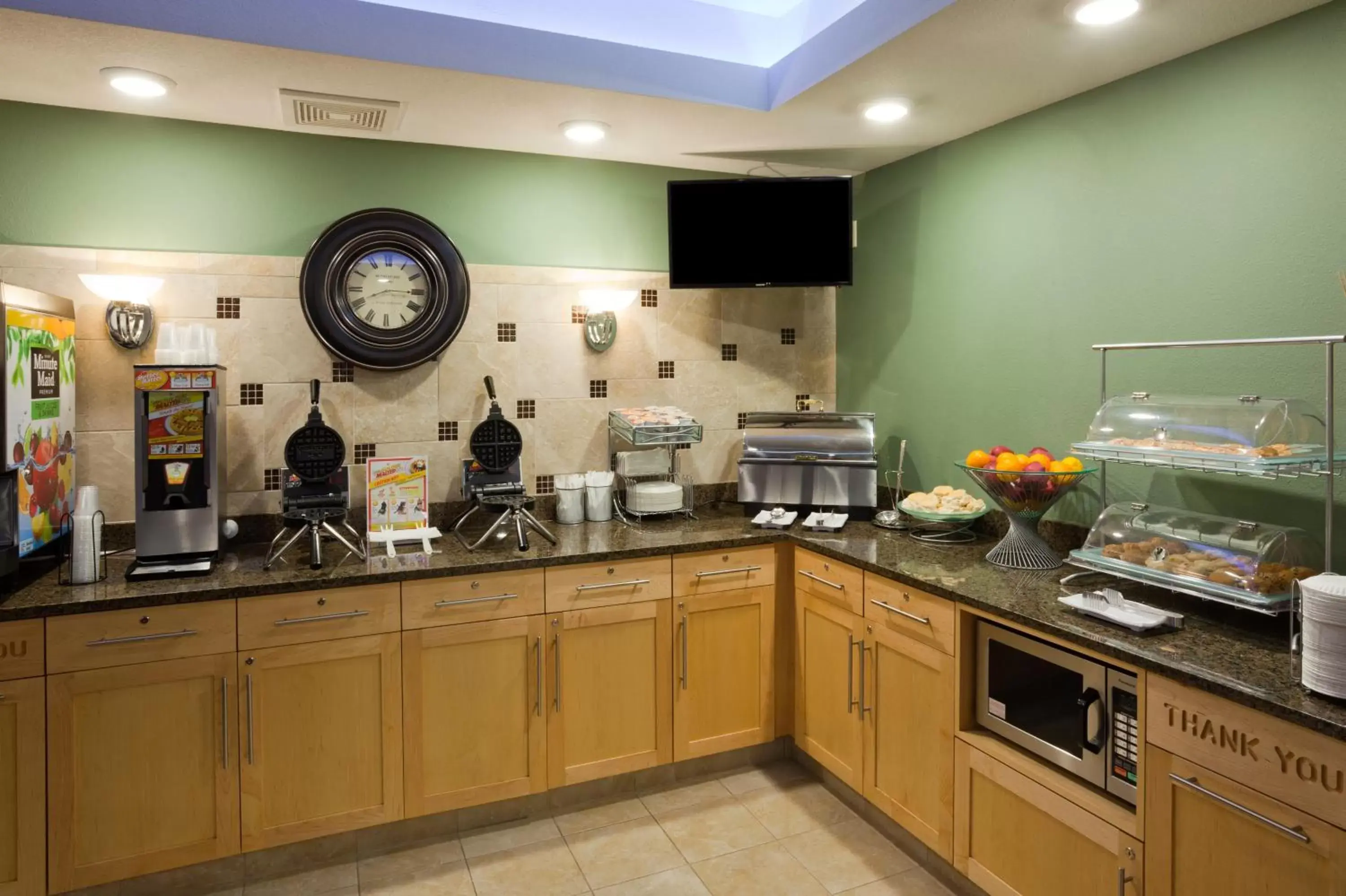 Buffet breakfast, Kitchen/Kitchenette in AmericInn by Wyndham Hartford SD