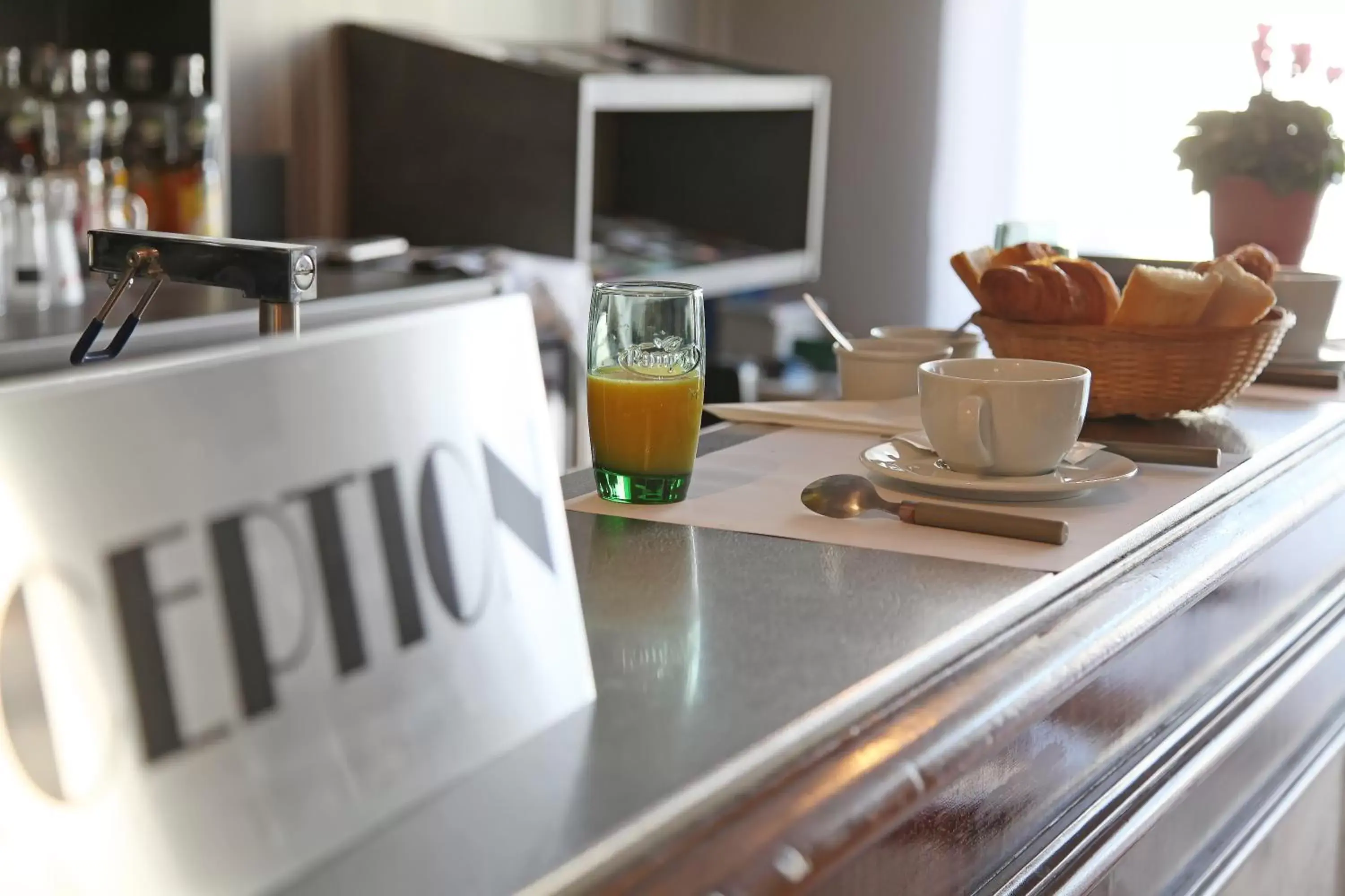 Lounge or bar in Hotel Le Rochegude