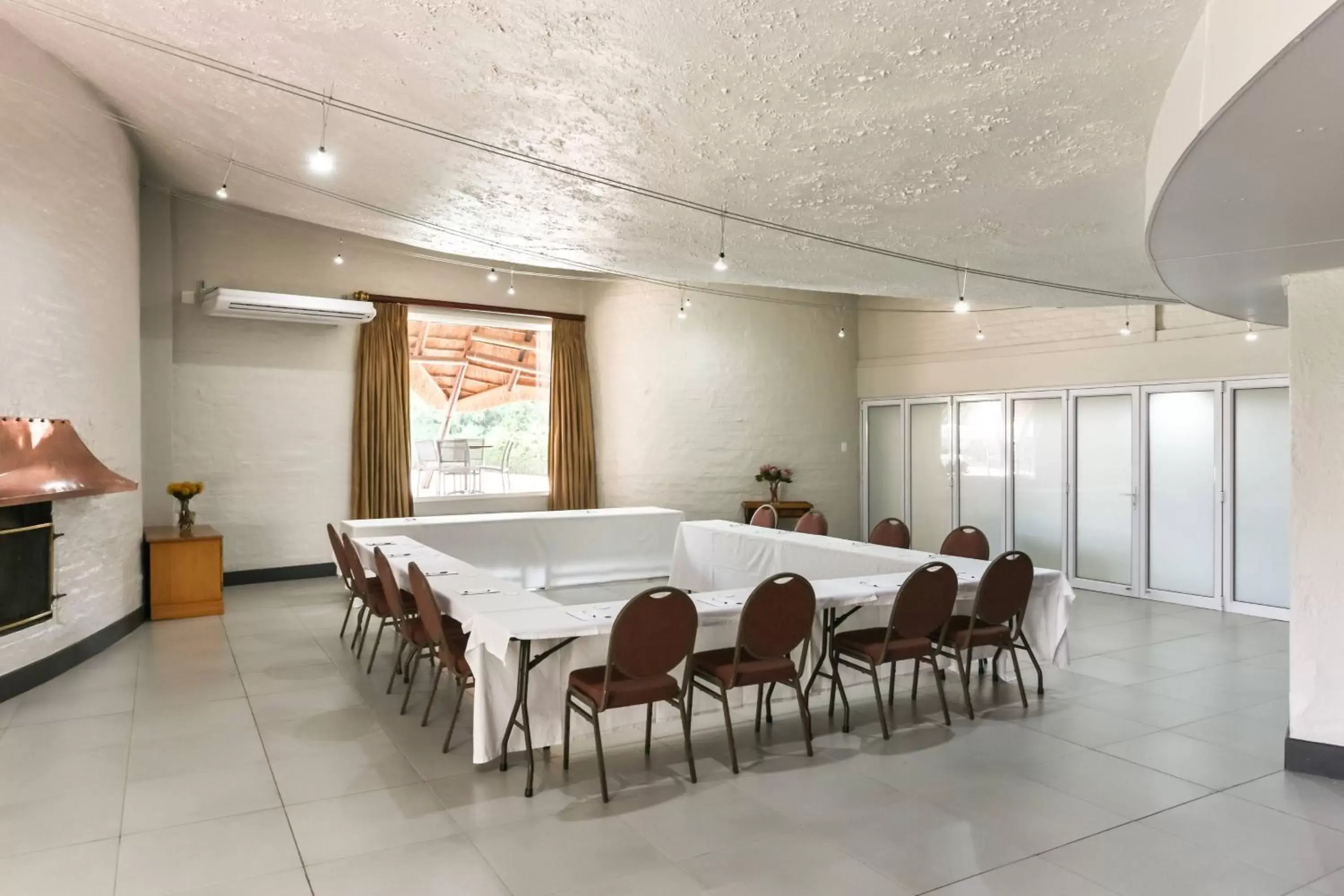 Meeting/conference room in Protea Hotel by Marriott Oudtshoorn Riempie Estate