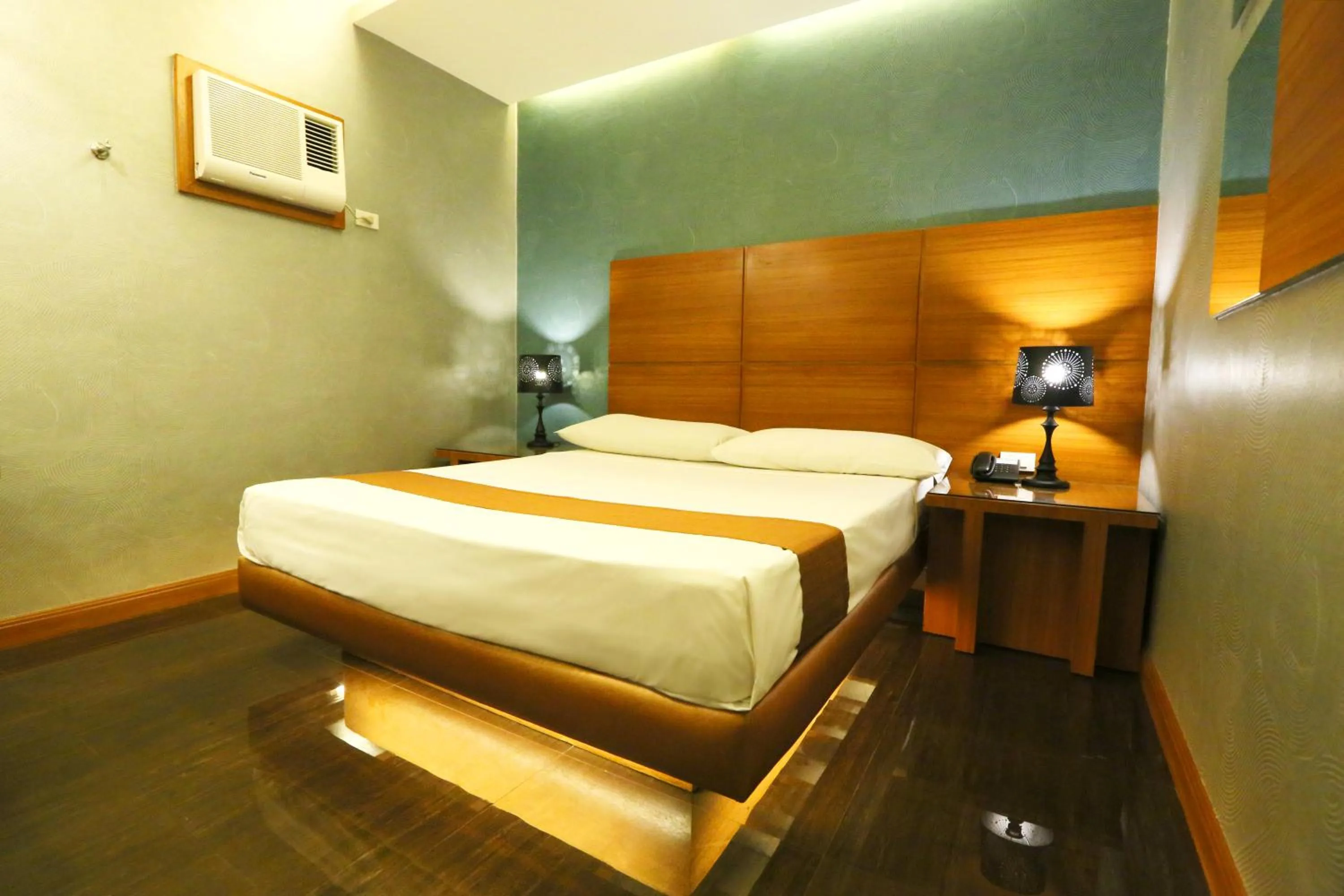 Bedroom, Bed in Victoria Court Cuneta Motorist Lodge